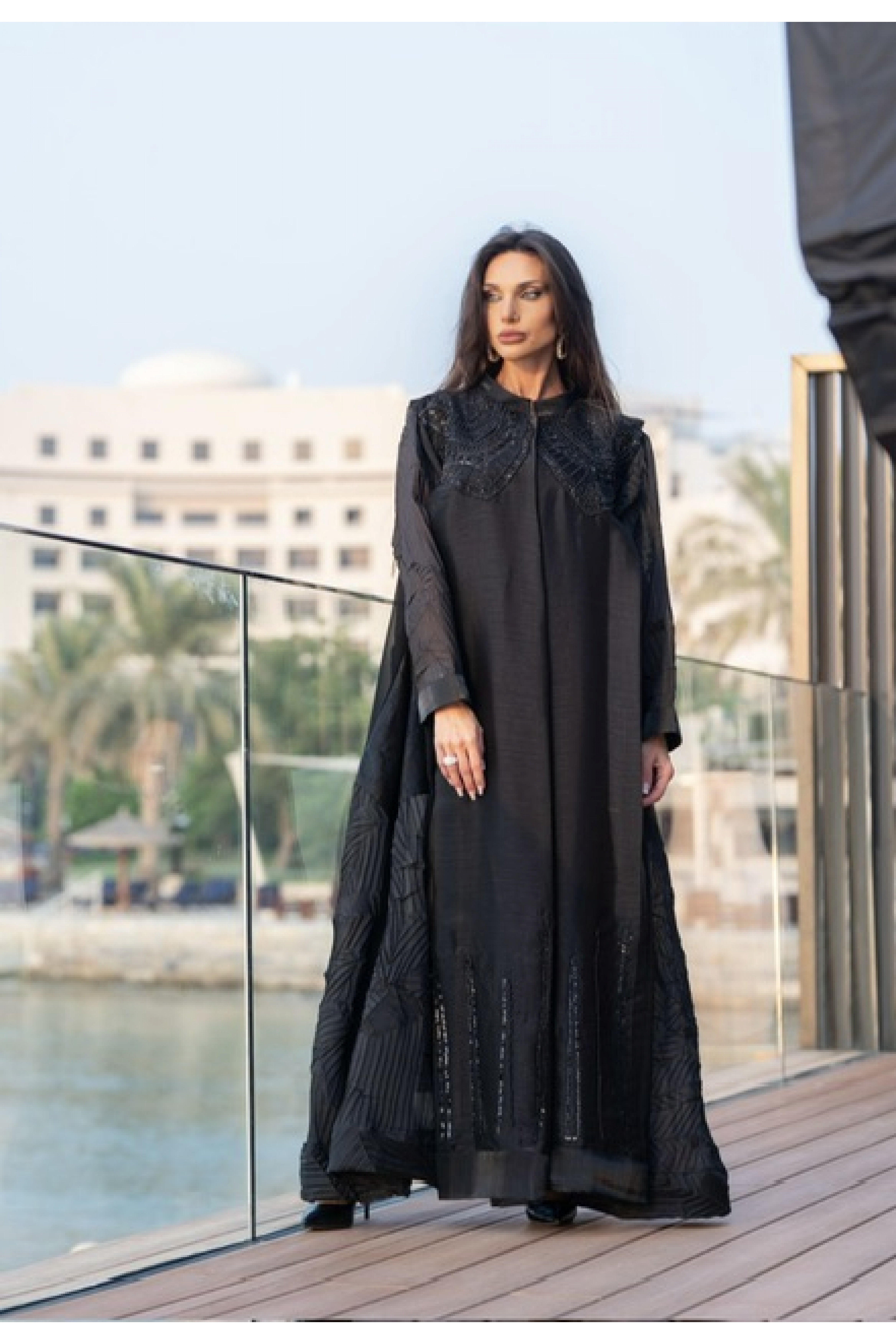 عباية سوداء فخمة بالشك الأسود الملكي 