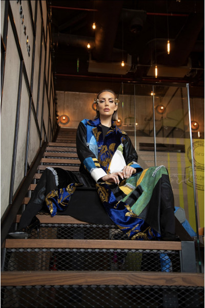 عباية مرسومة بدرجات الأزرق 