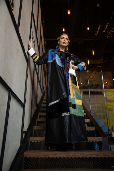 عباية مرسومة بدرجات الأزرق 