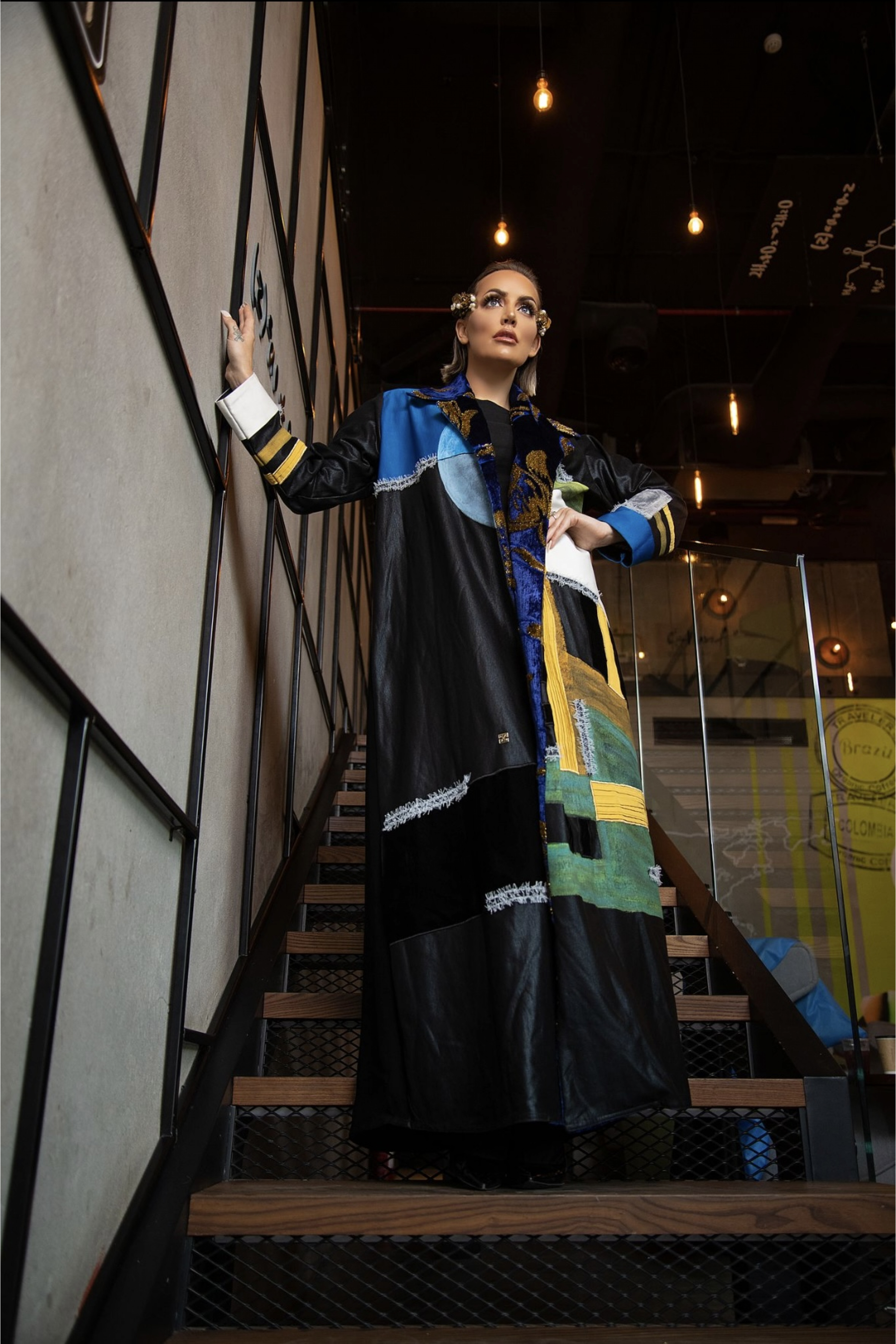 عباية مرسومة بدرجات الأزرق 