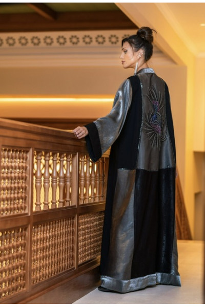 عباية راقية باللون الأسود و الفضي مع الشك 