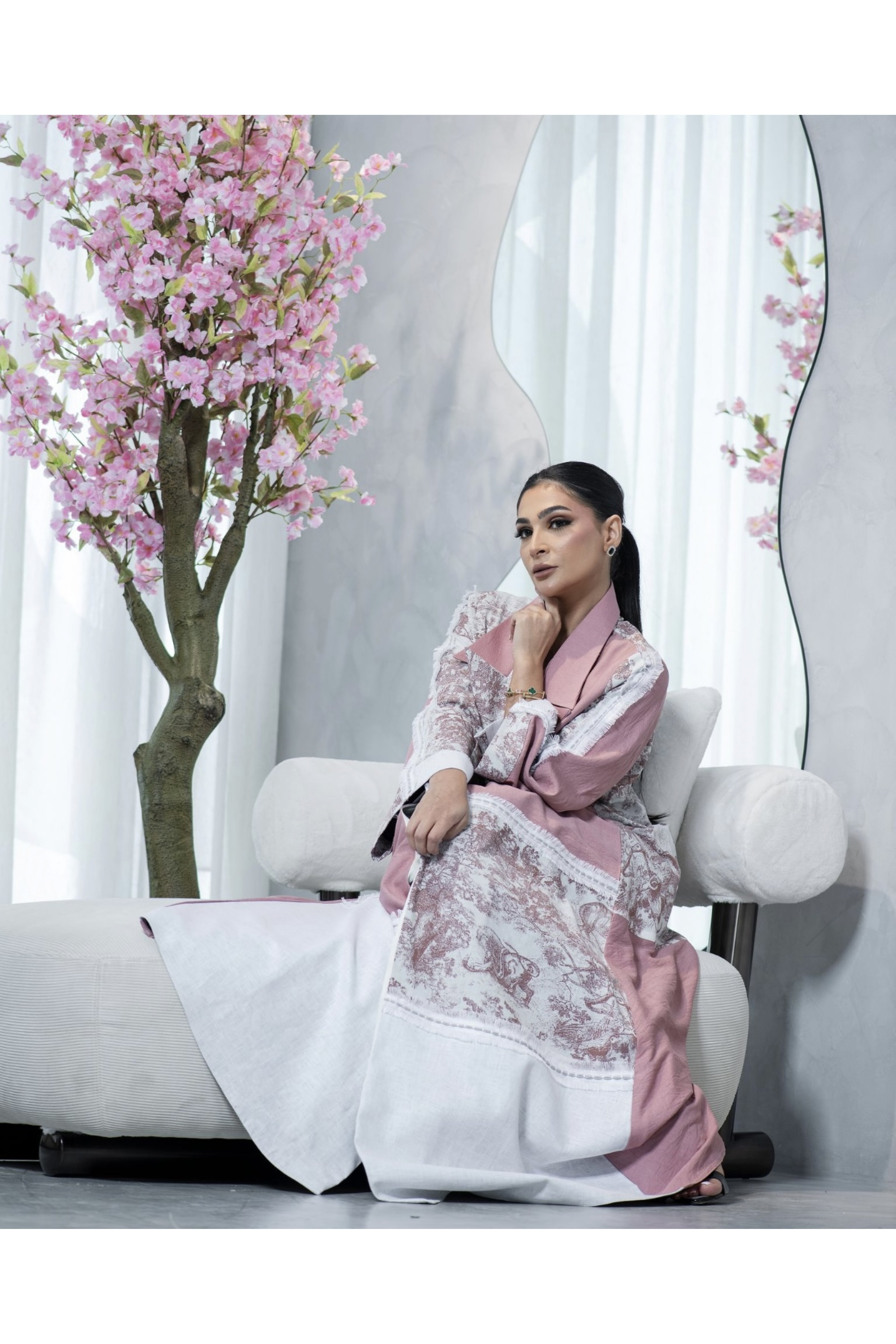 عباية بقماش ديور عملية وردية 