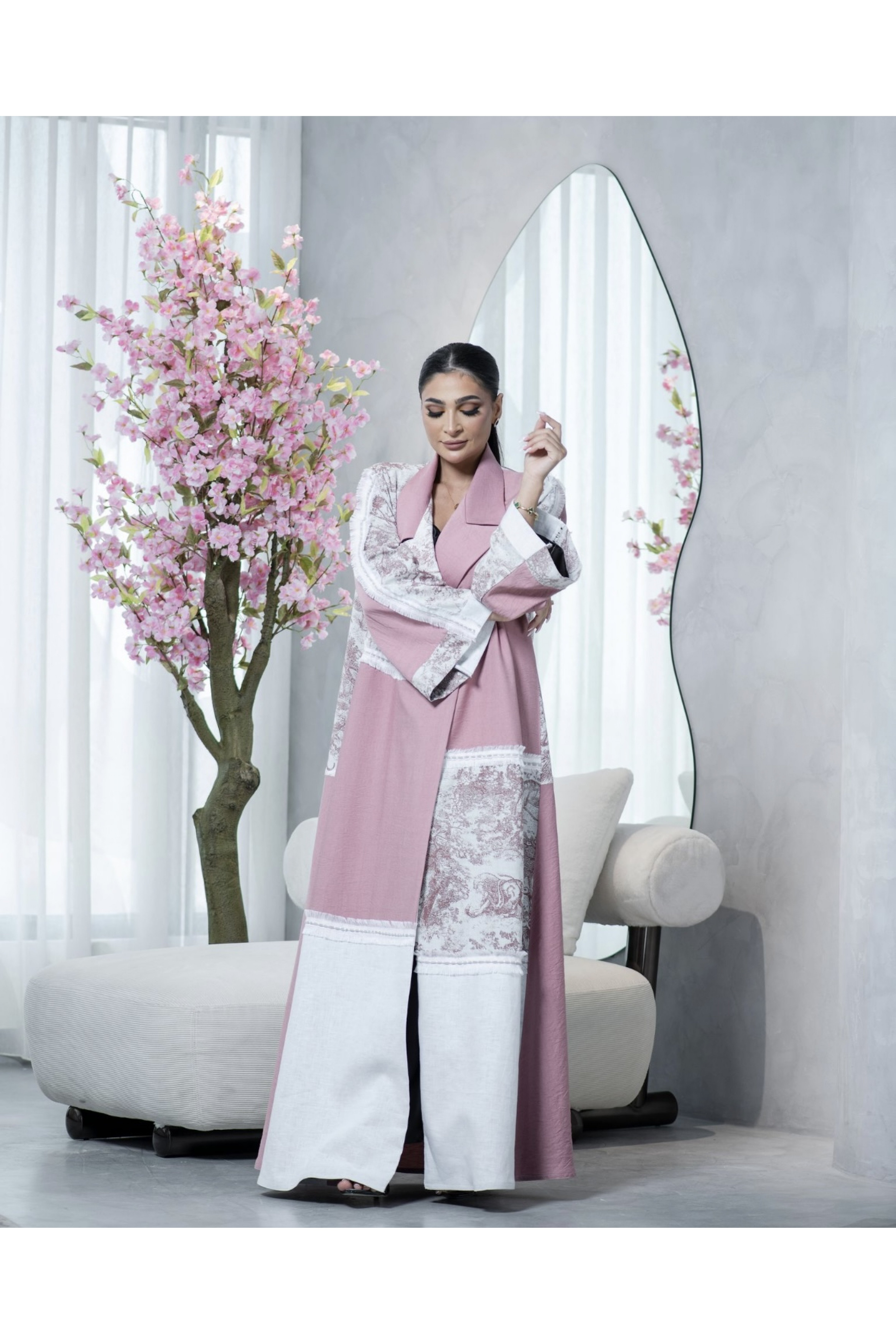 عباية بقماش ديور عملية وردية 