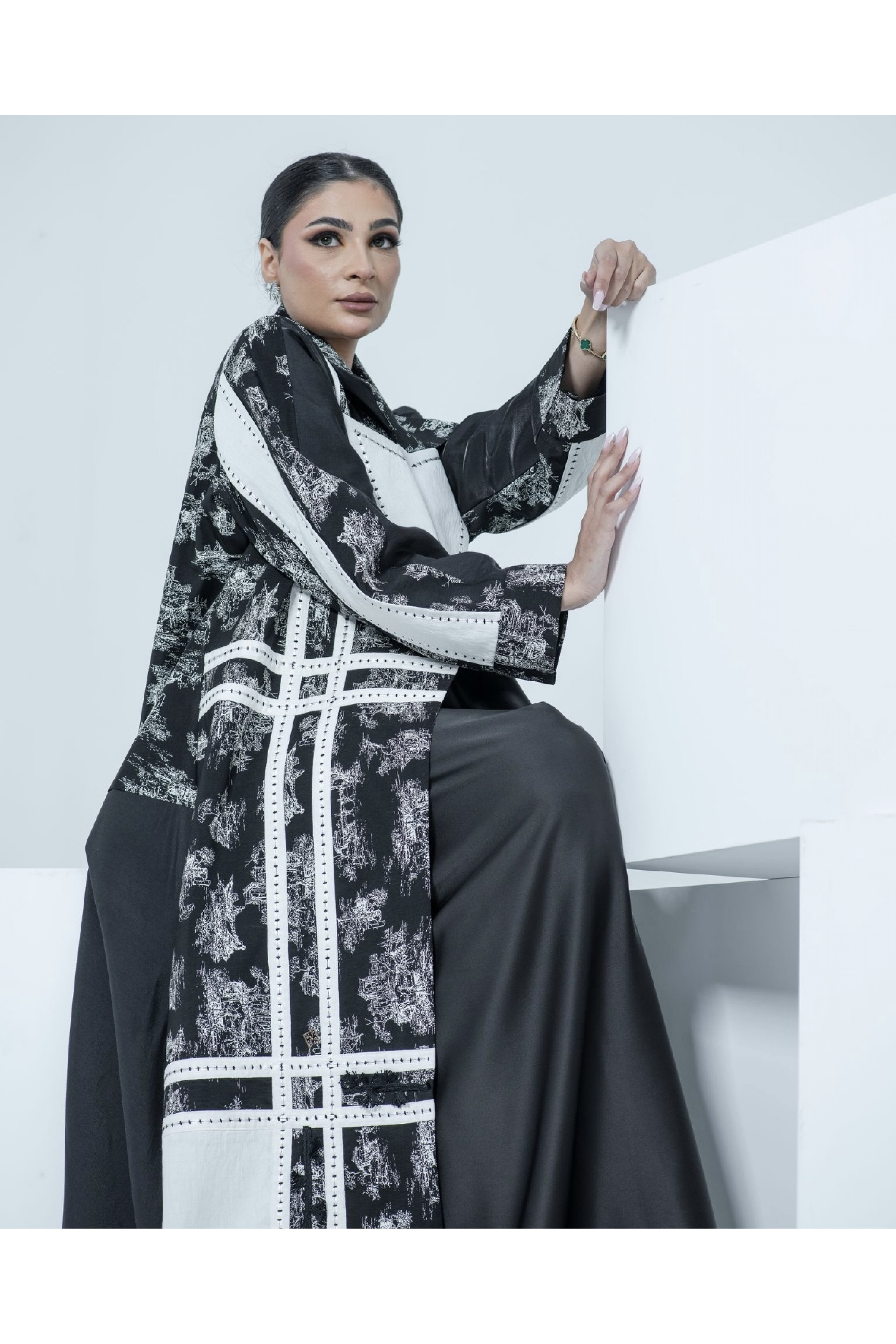 عباية ديور عملية باللونين الأبيض و الأسود