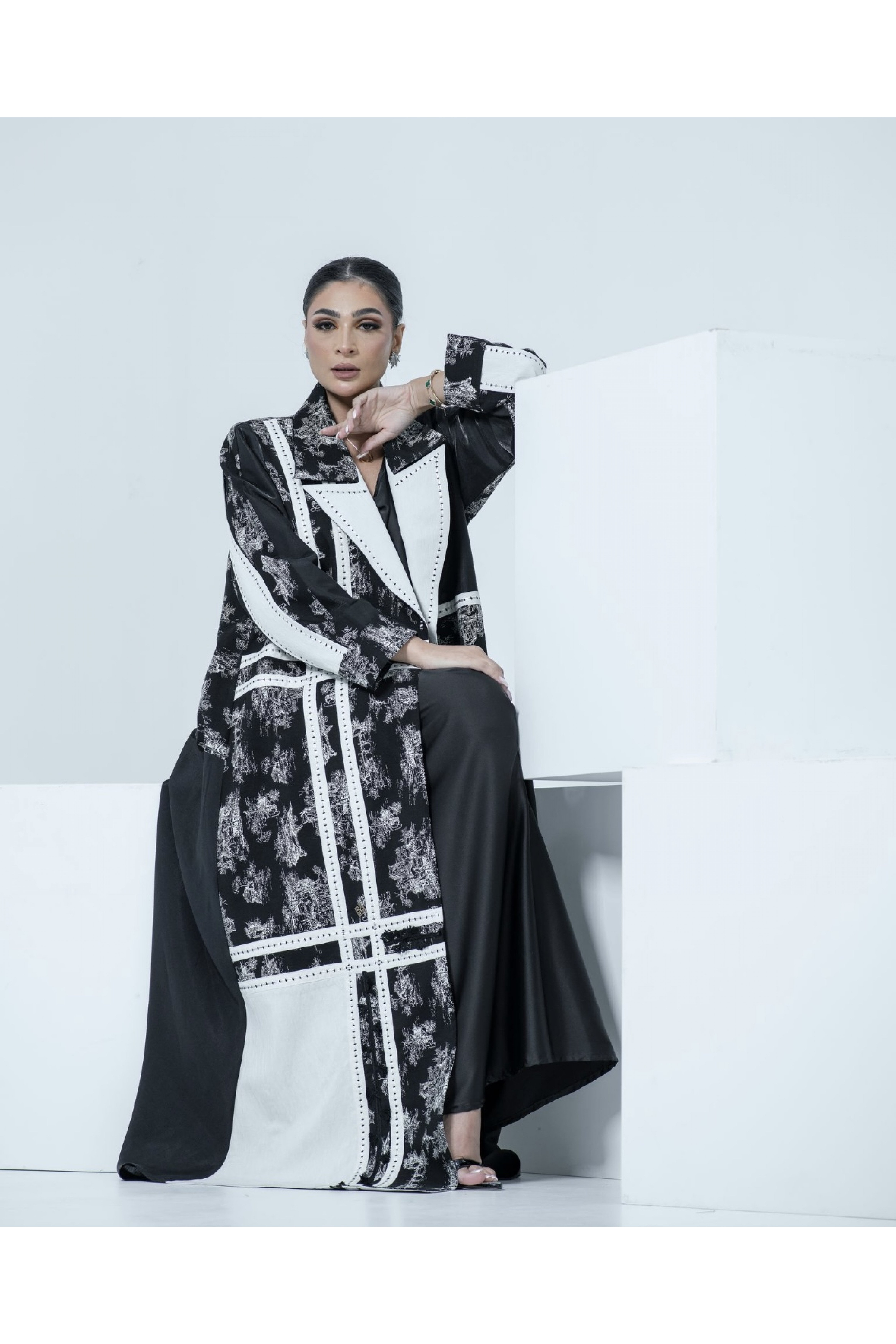 عباية ديور عملية باللونين الأبيض و الأسود