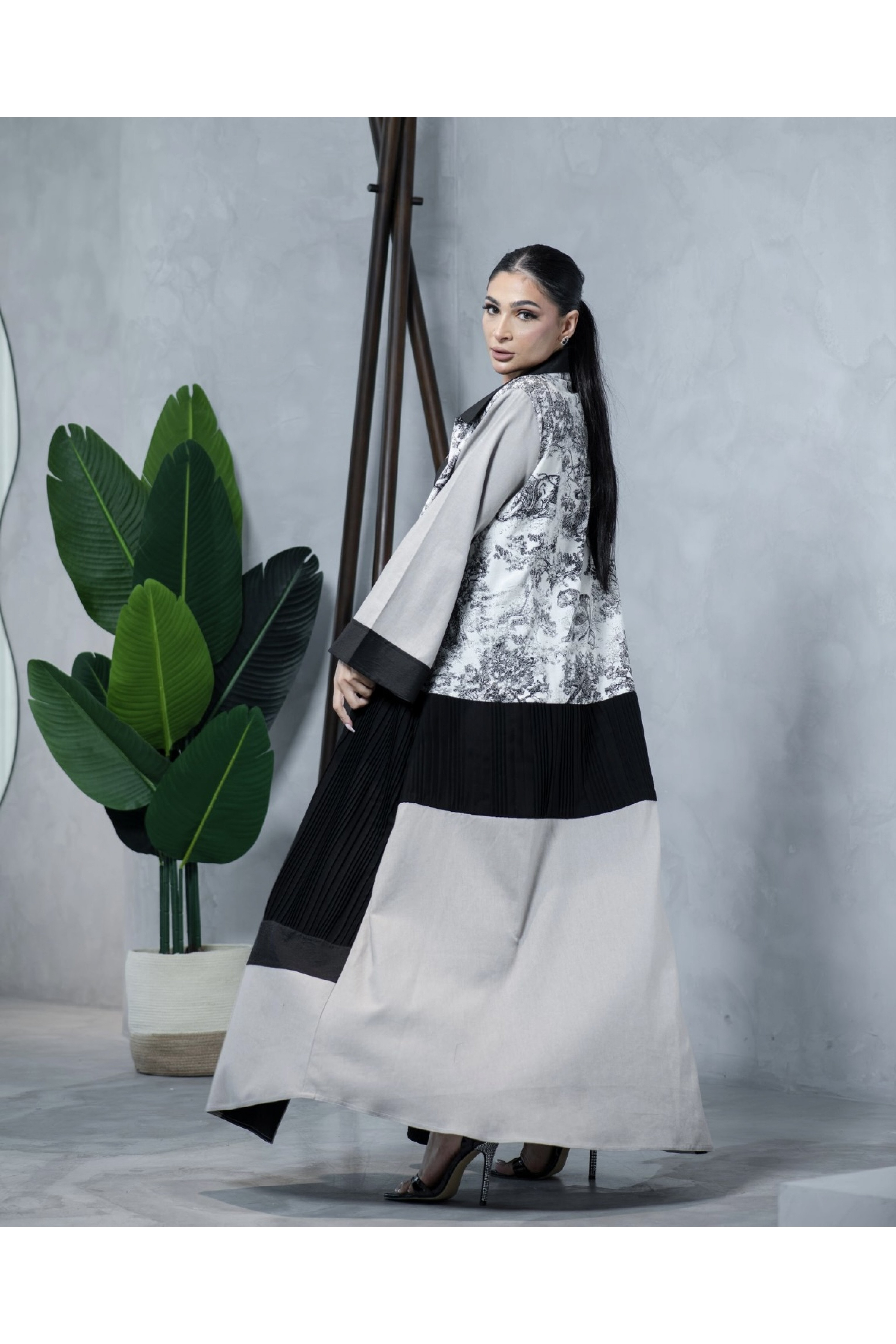 عباية ديور عملية باللونين الأسود و الأبيض 