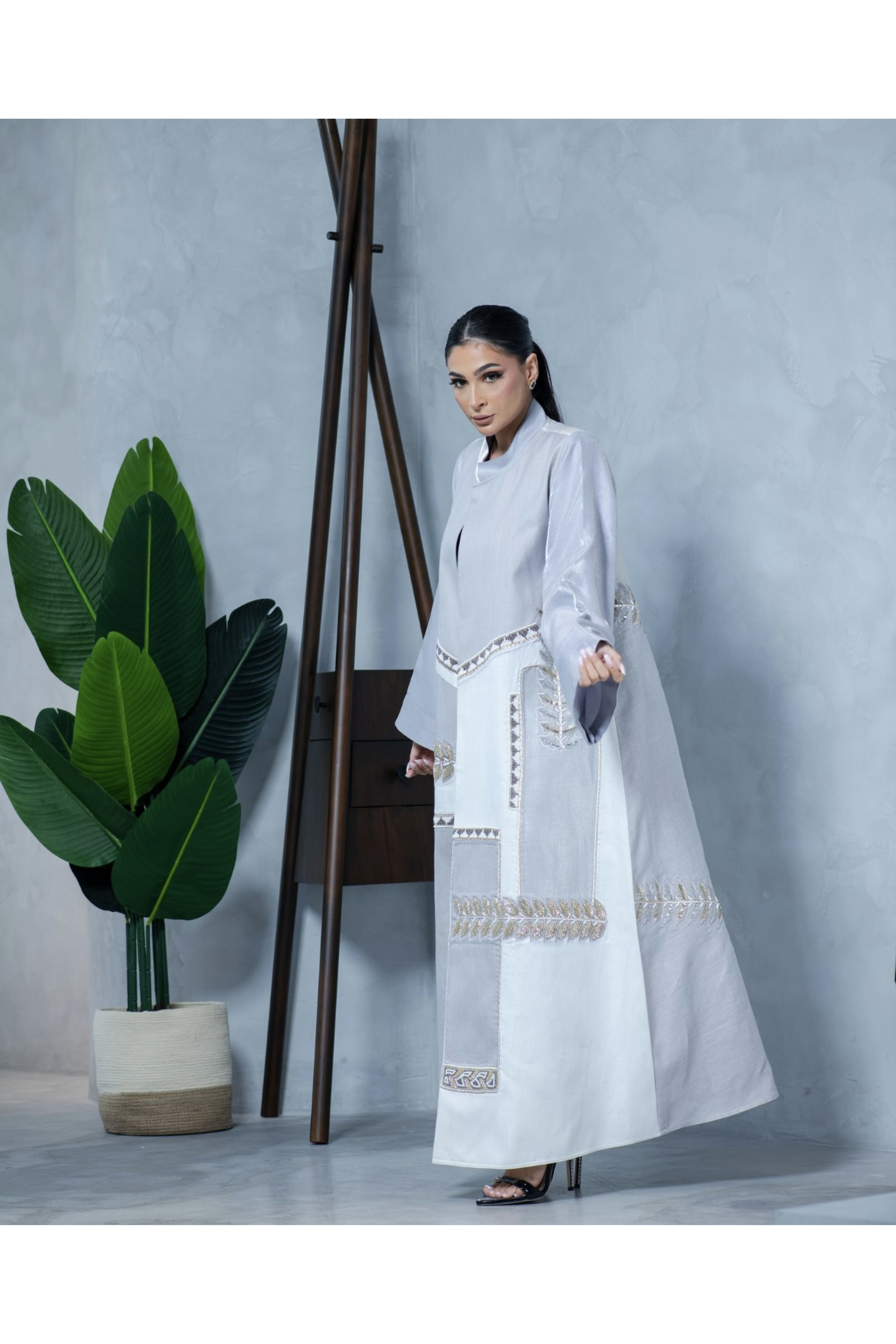 عباية أنيقة باللون الأبيض و الرصاصي 