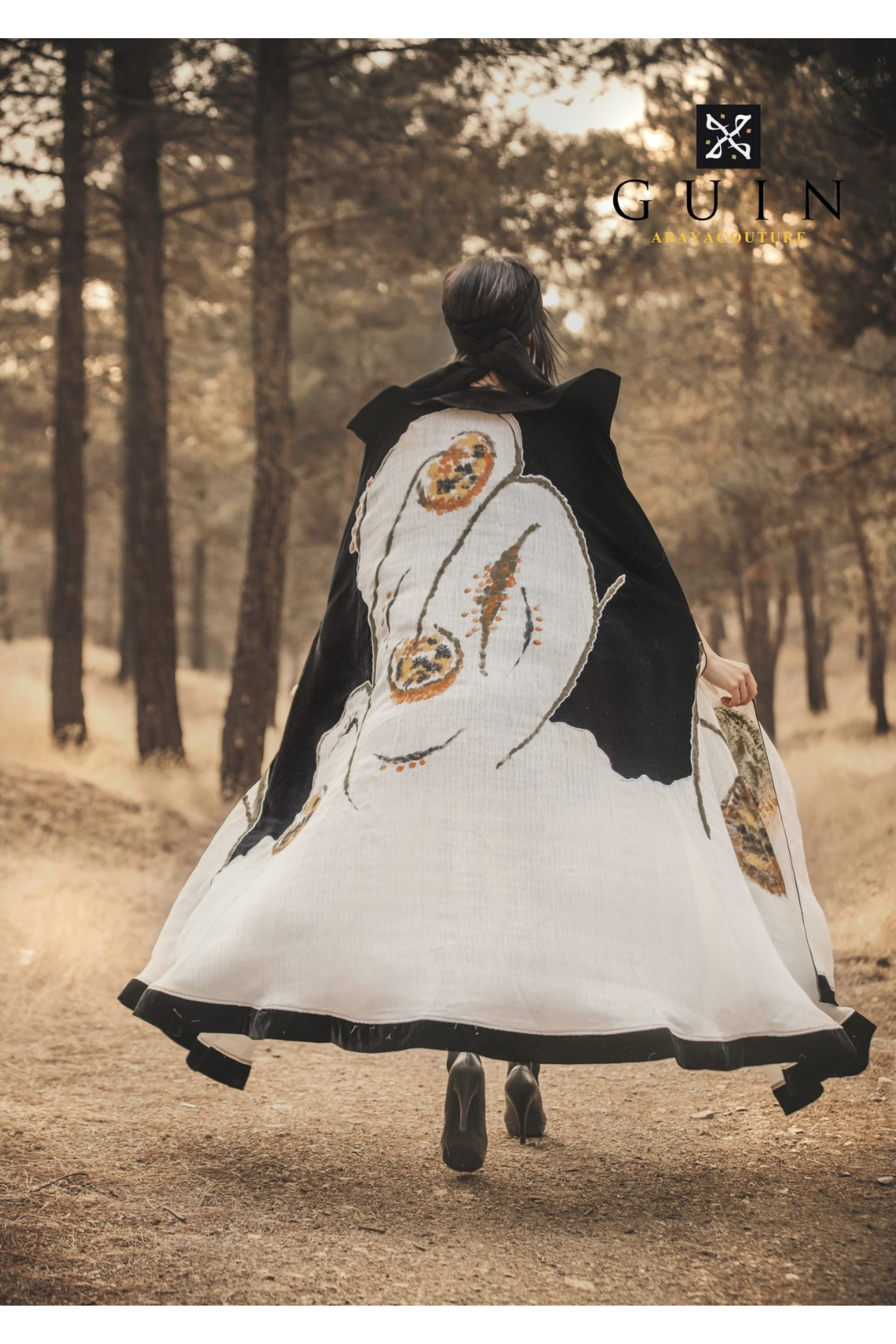 عباية فنية سوداء مع مزيج من الأبيض 