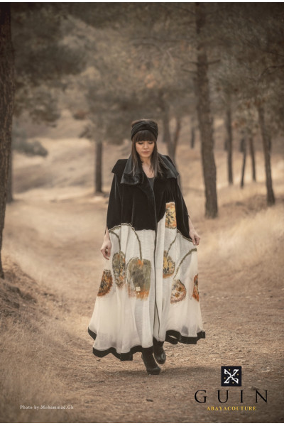 عباية فنية سوداء مع مزيج من الأبيض 