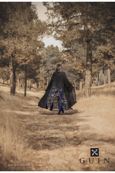 عباية فنية سوداء مع رسم ازرق