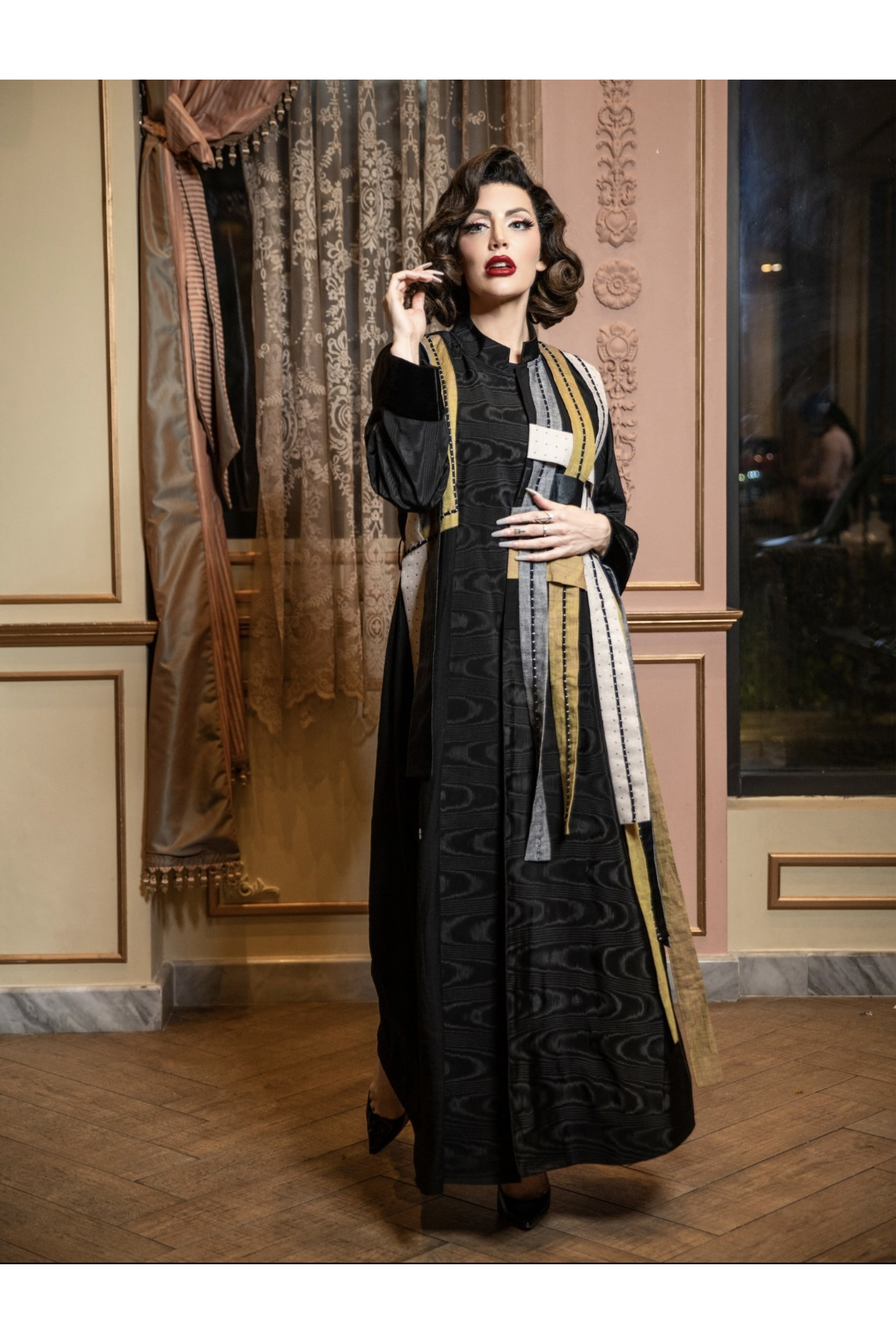 عباية سوداء يومية أنيقة مع اضافة الوان هادئة