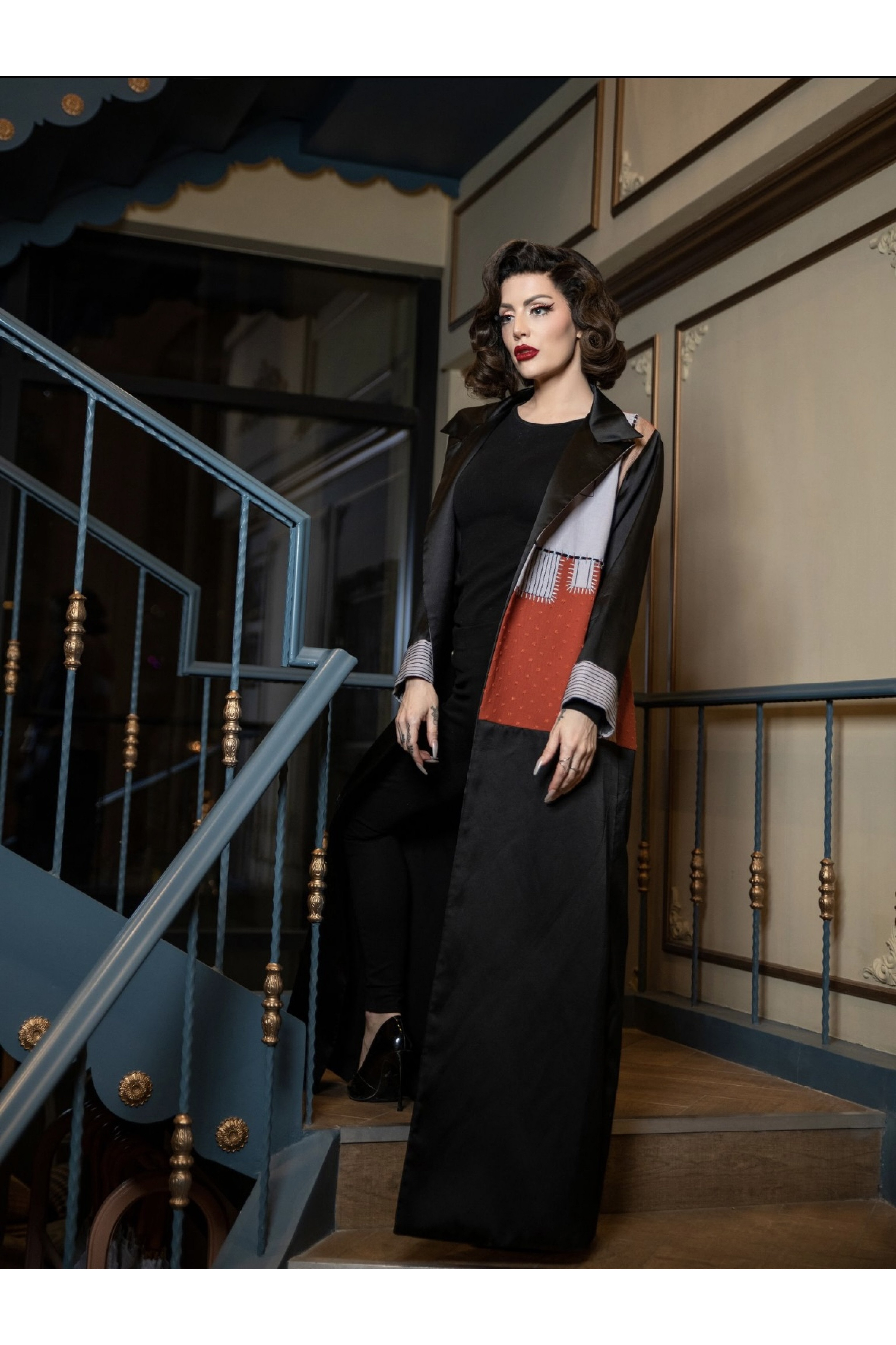 عباية سوداء يومية مع اضافة اللون البرتقالي الراقي 