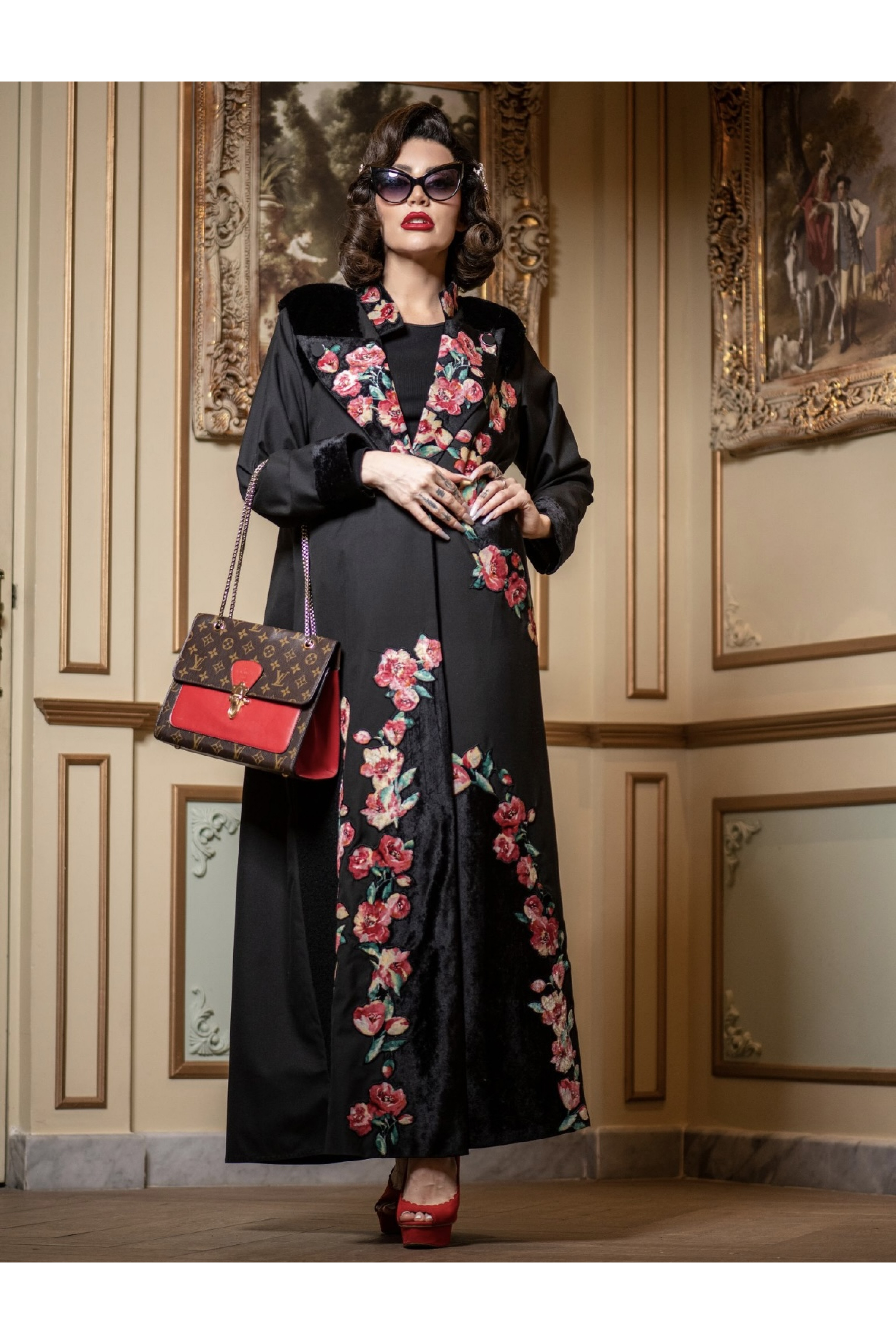 عباية سوداء مخملية بالورد الأحمر 