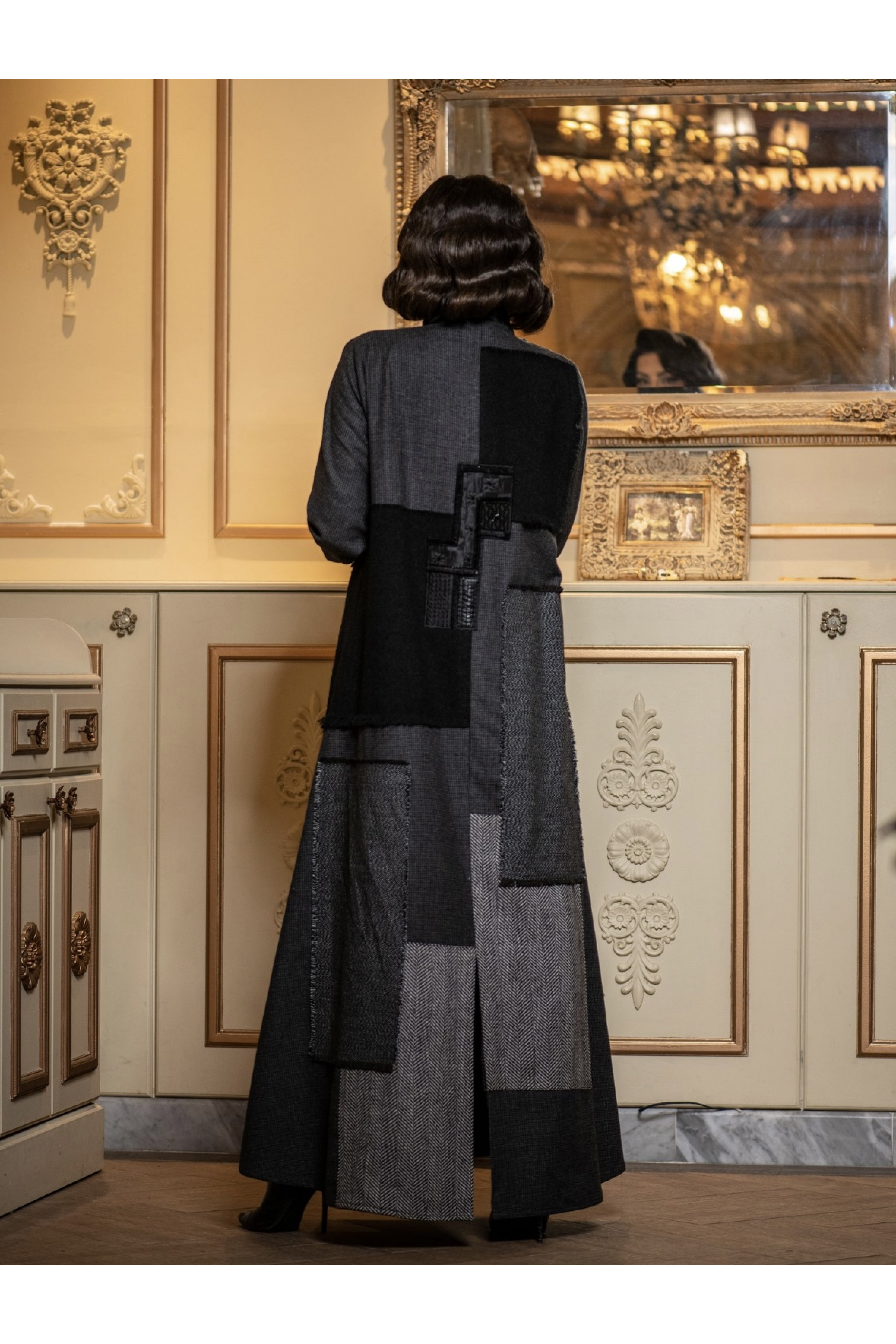 عباية مخملية راقية باللون الأسود 