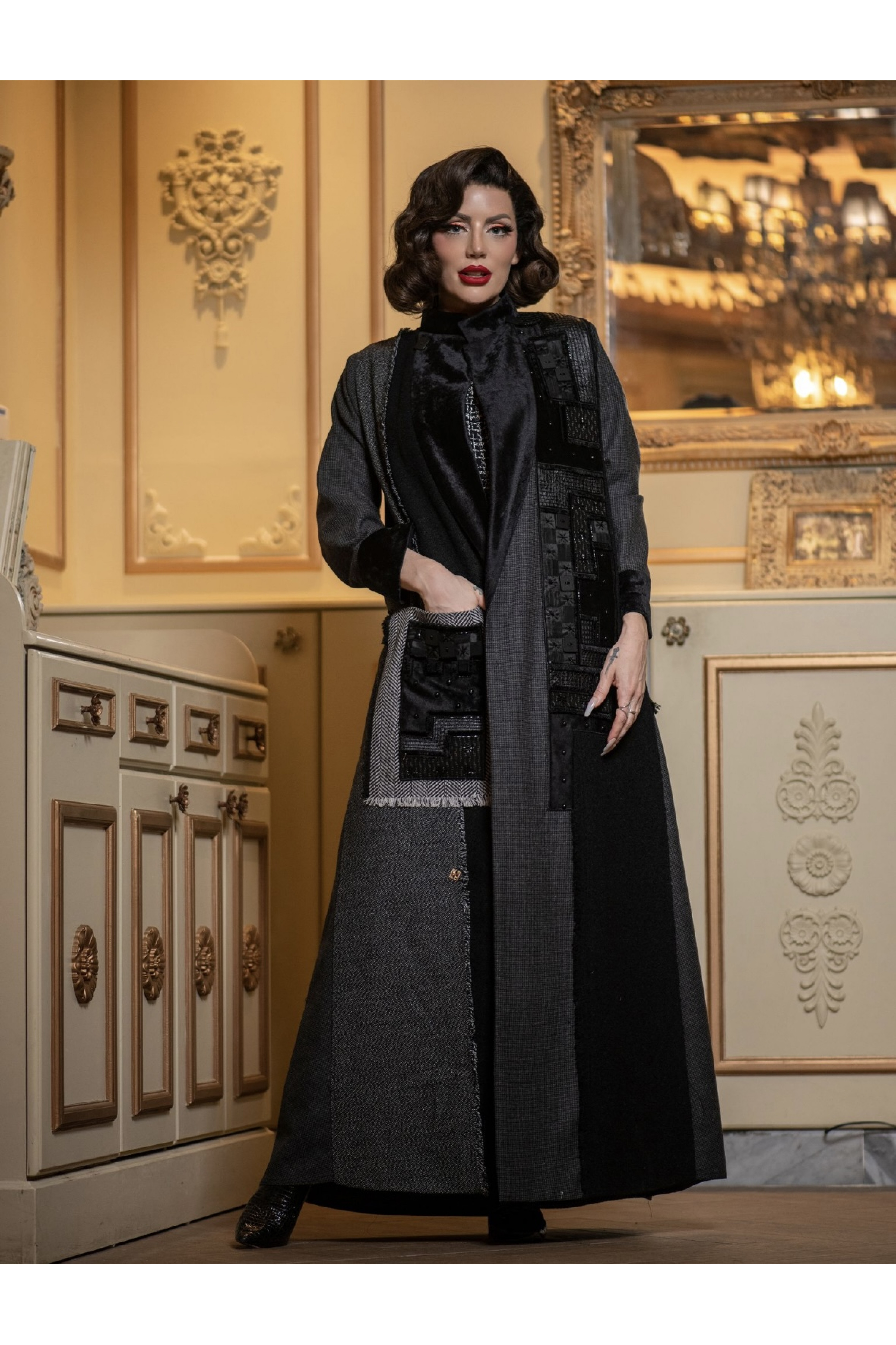 عباية مخملية راقية باللون الأسود 