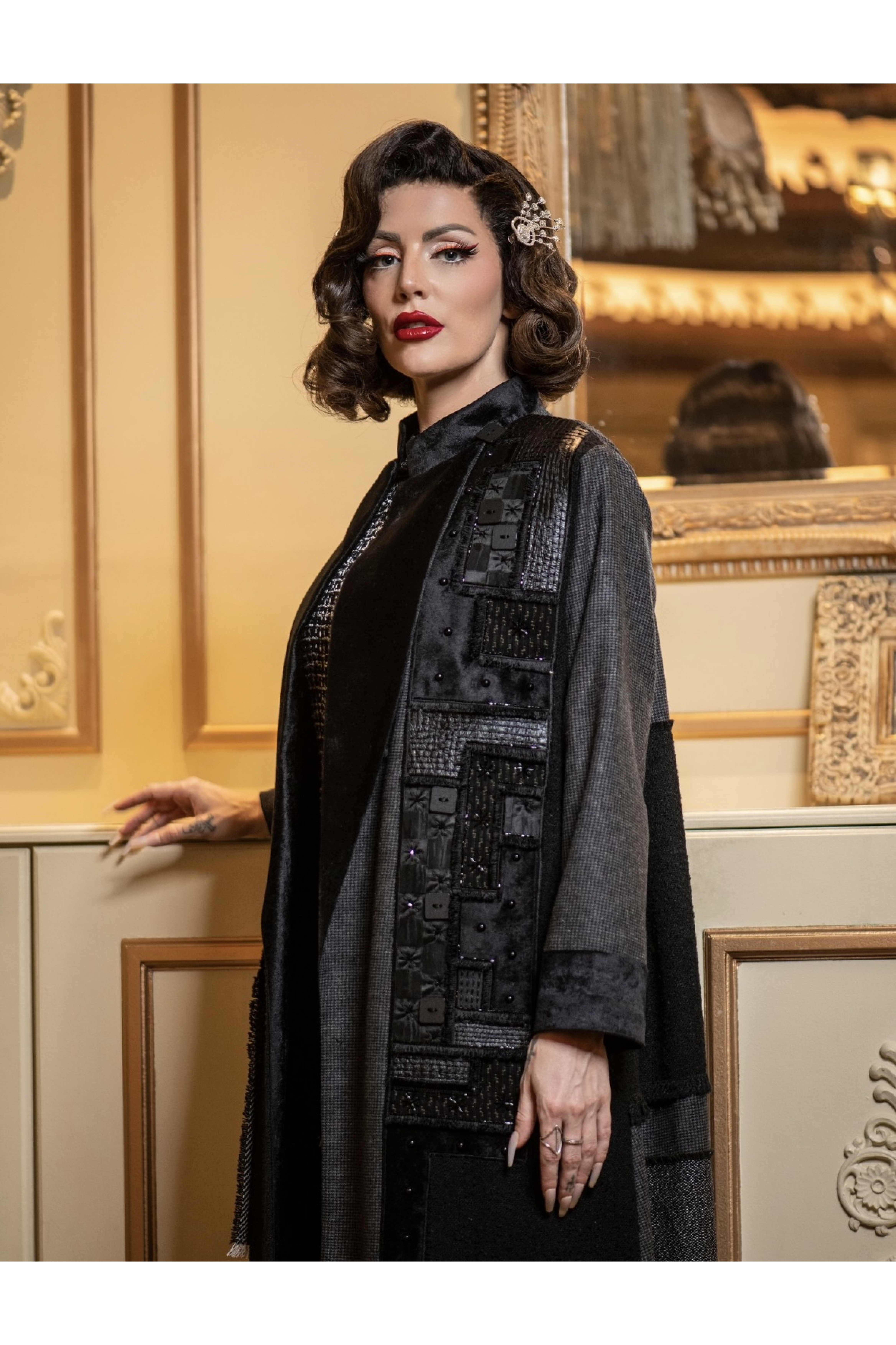 عباية مخملية راقية باللون الأسود 