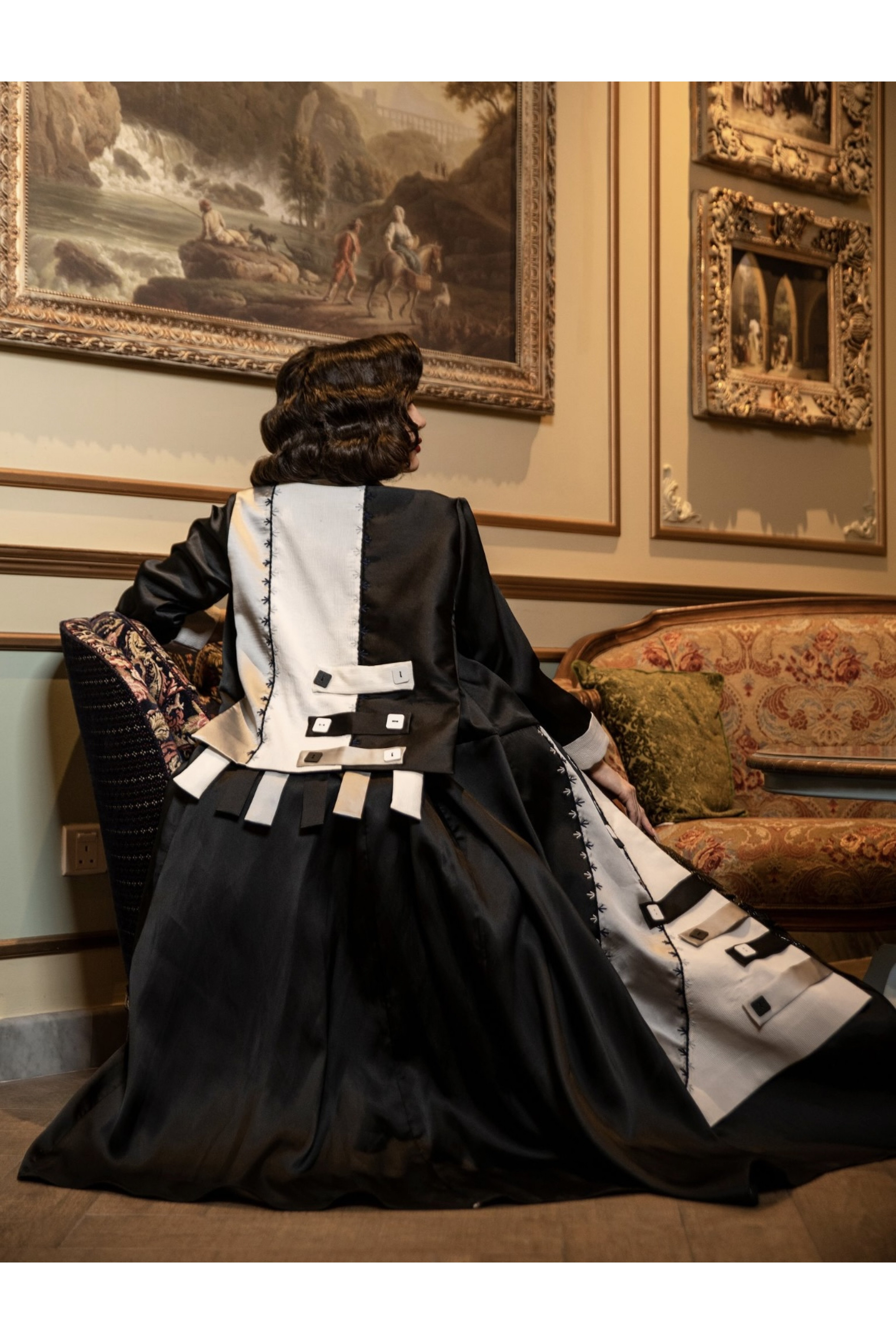 عباية عملية سوداء و بيج 