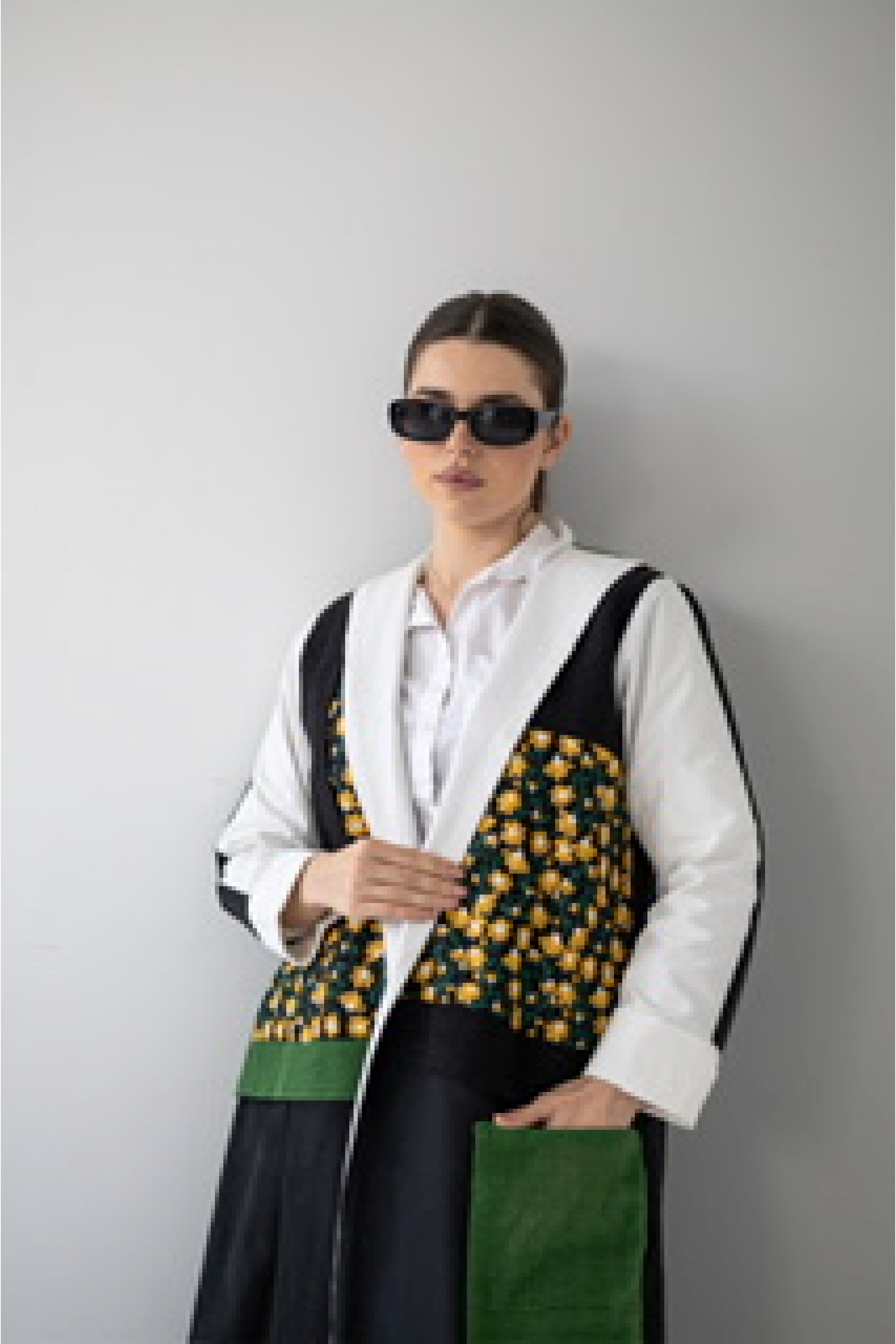 عباية عملية مطرزة بالورد 