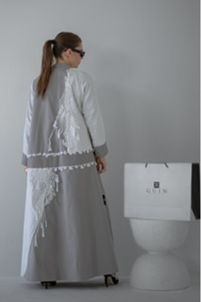 عباية عملية راقية جداً بالأبيض و الرصاصي 