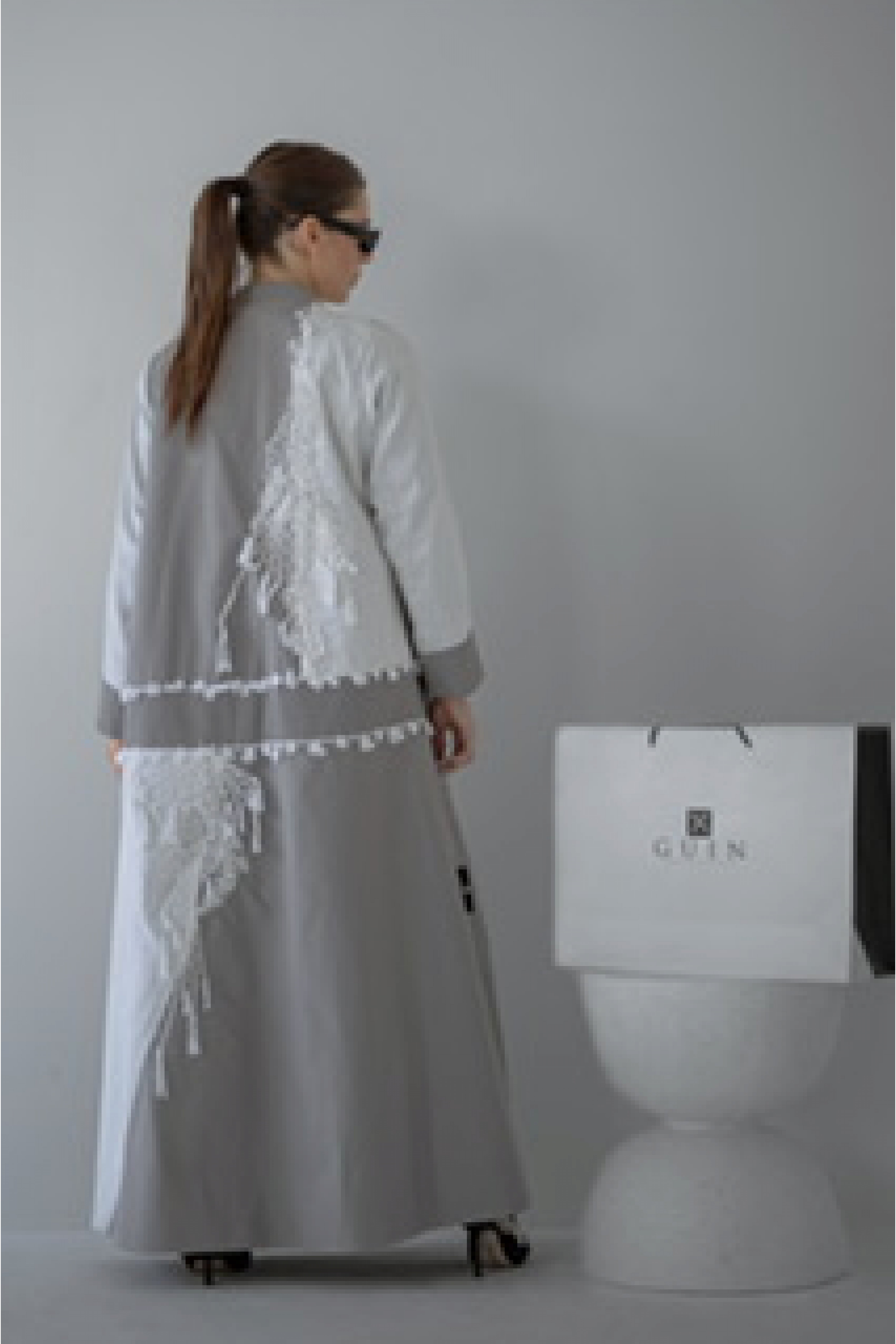 عباية عملية راقية جداً بالأبيض و الرصاصي 