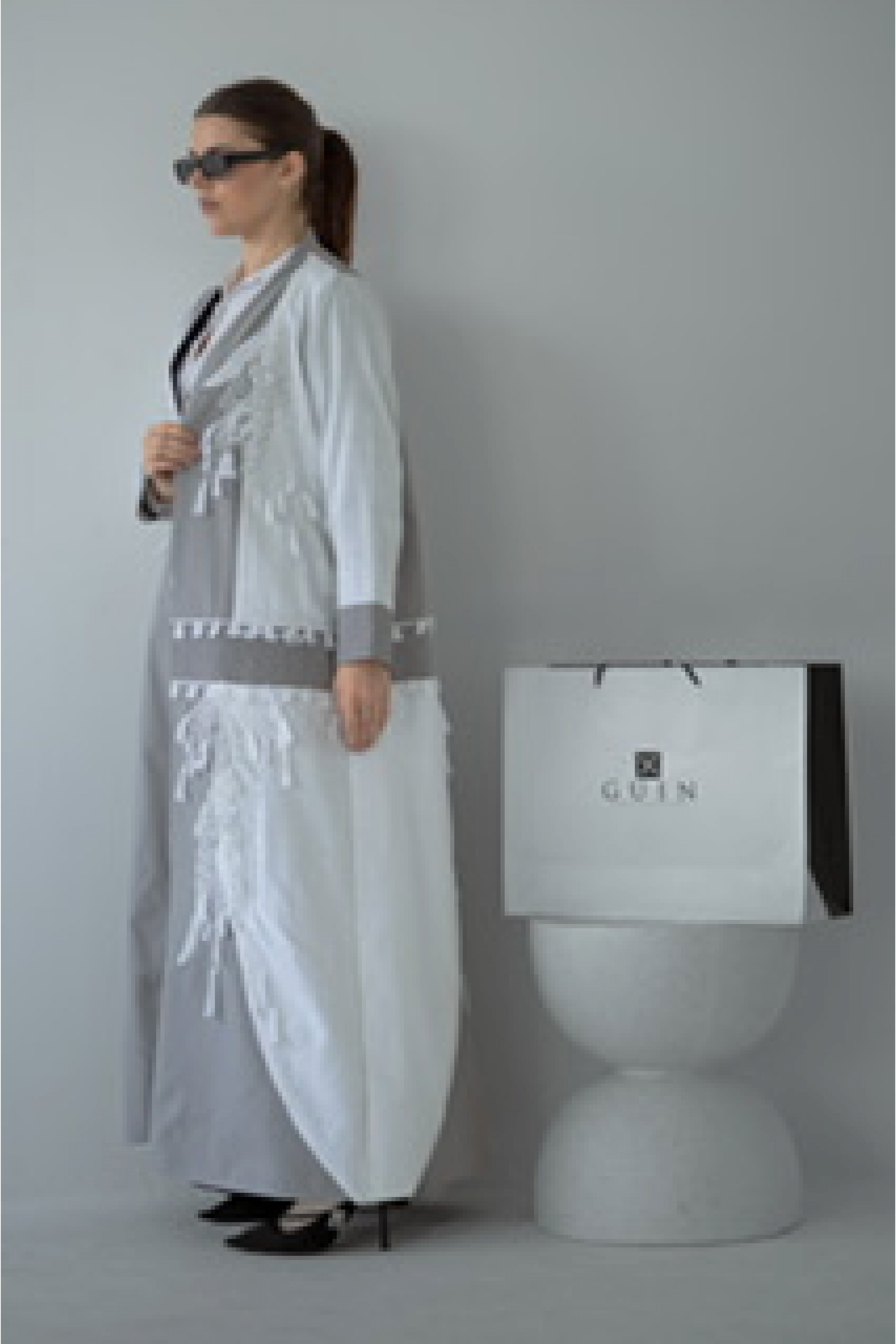 عباية عملية راقية جداً بالأبيض و الرصاصي 