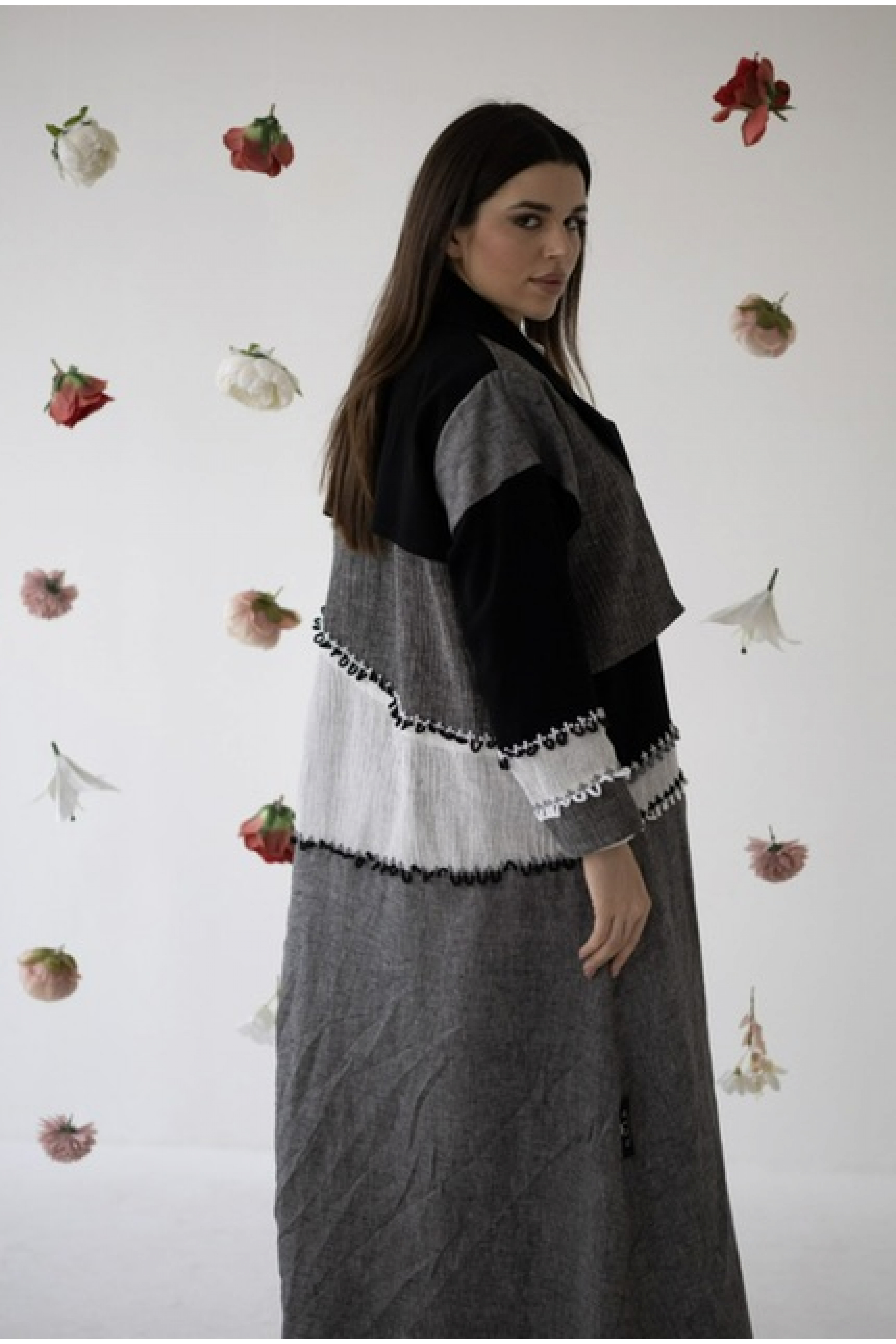 عباية يومية بتفاصيل باللون الأسود و الرصاصي 