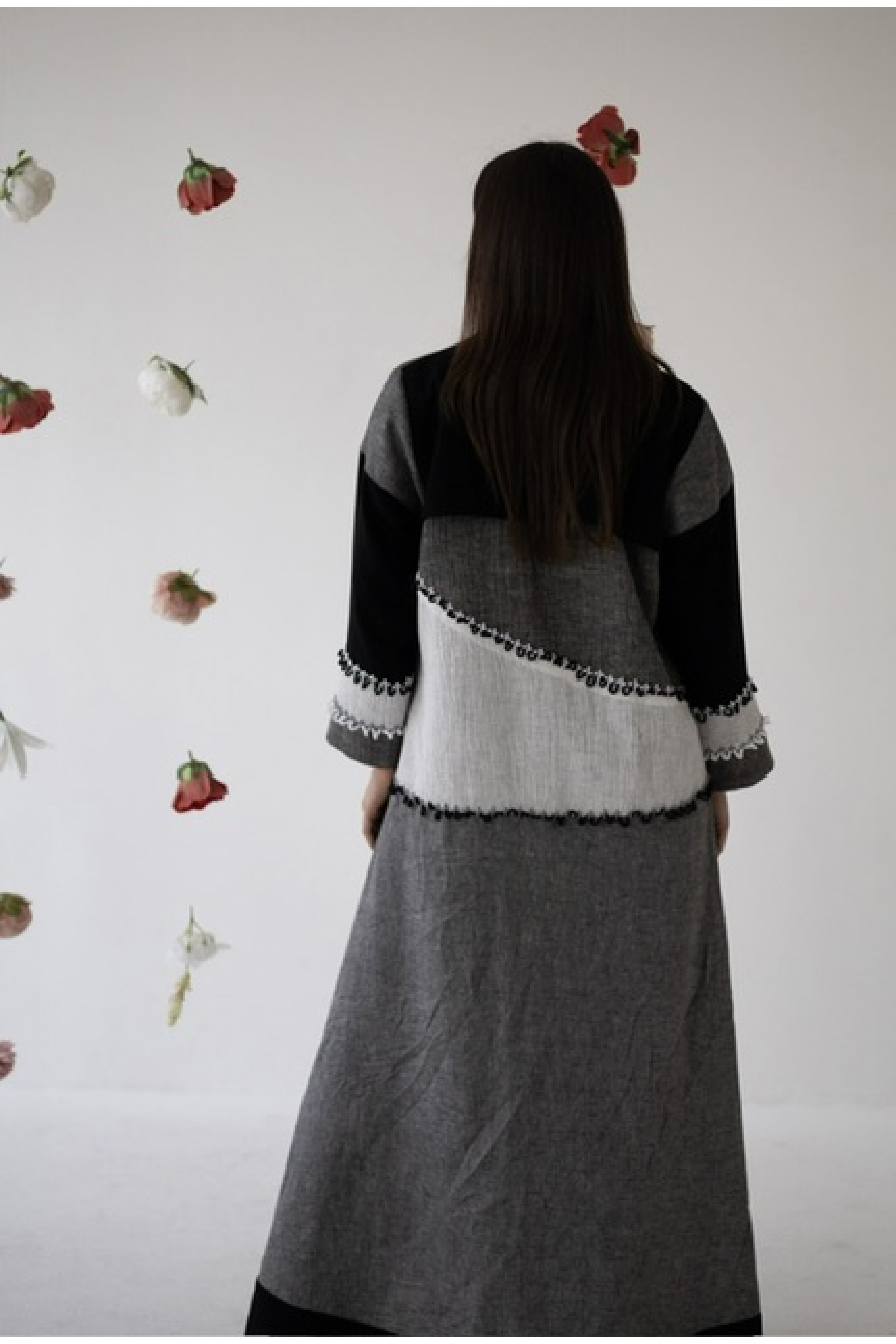 عباية يومية بتفاصيل باللون الأسود و الرصاصي 