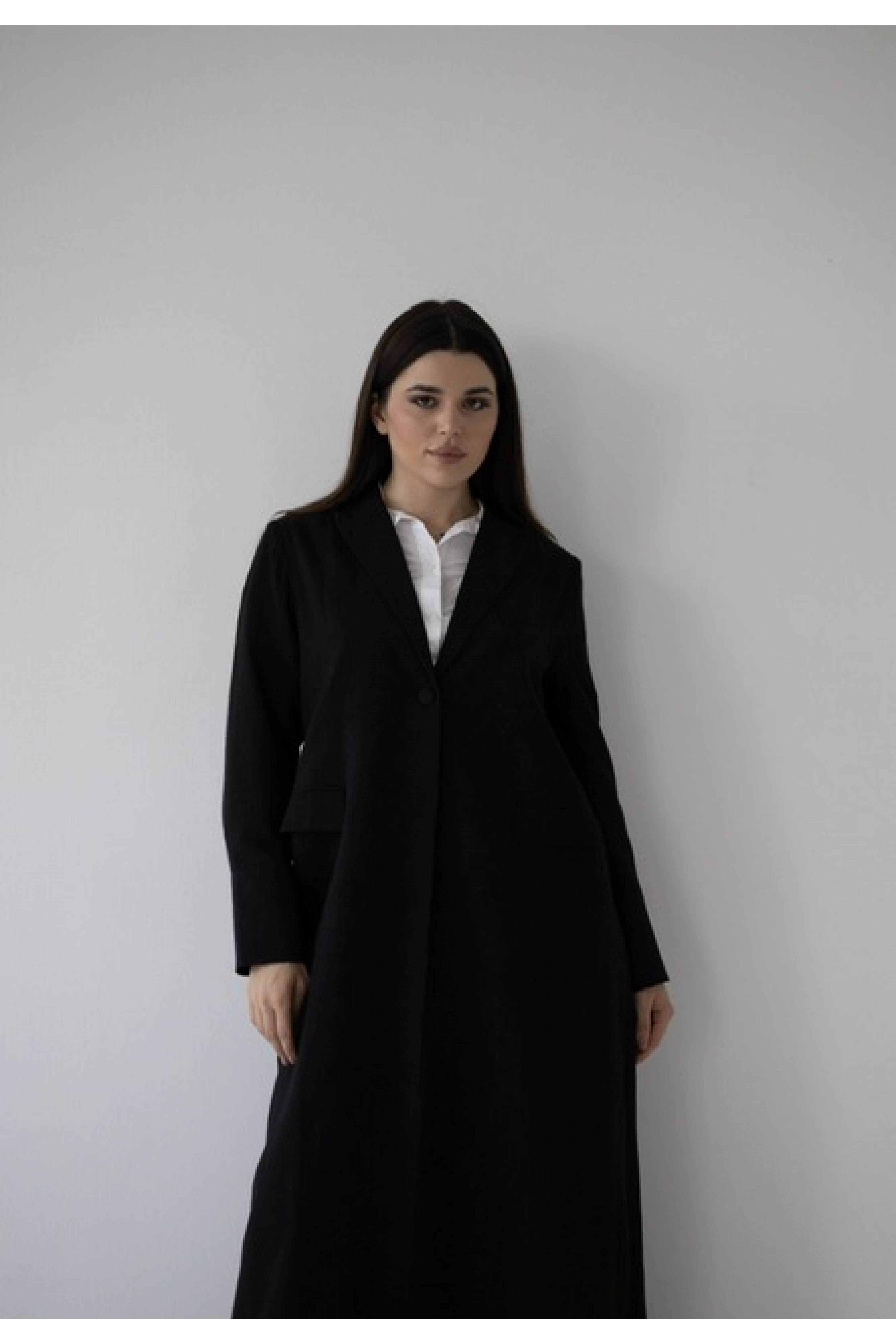 عباية سوداء راقية و بسيطة 