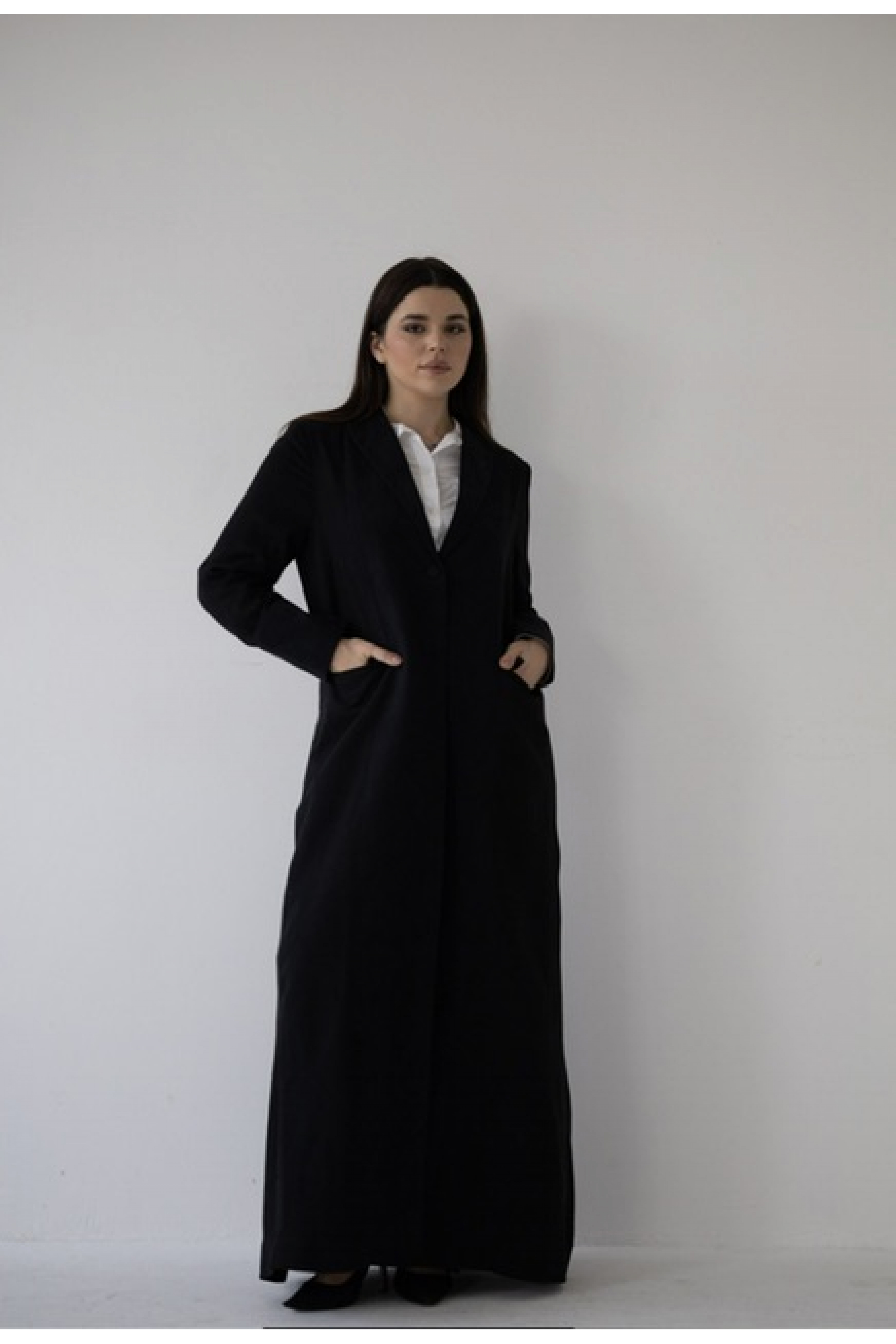 عباية سوداء راقية و بسيطة 