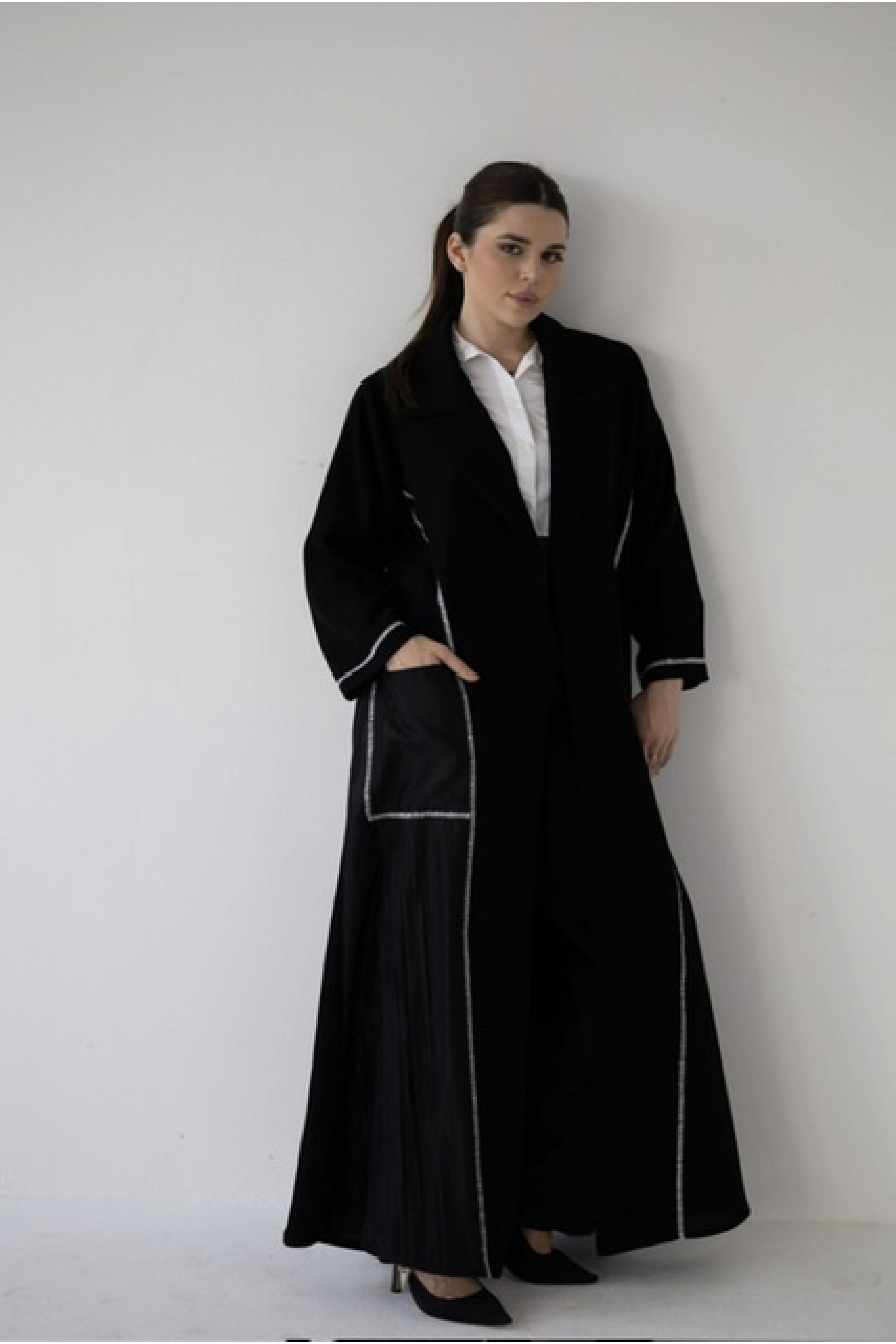 عباية سوداء عملية و بسيطة 