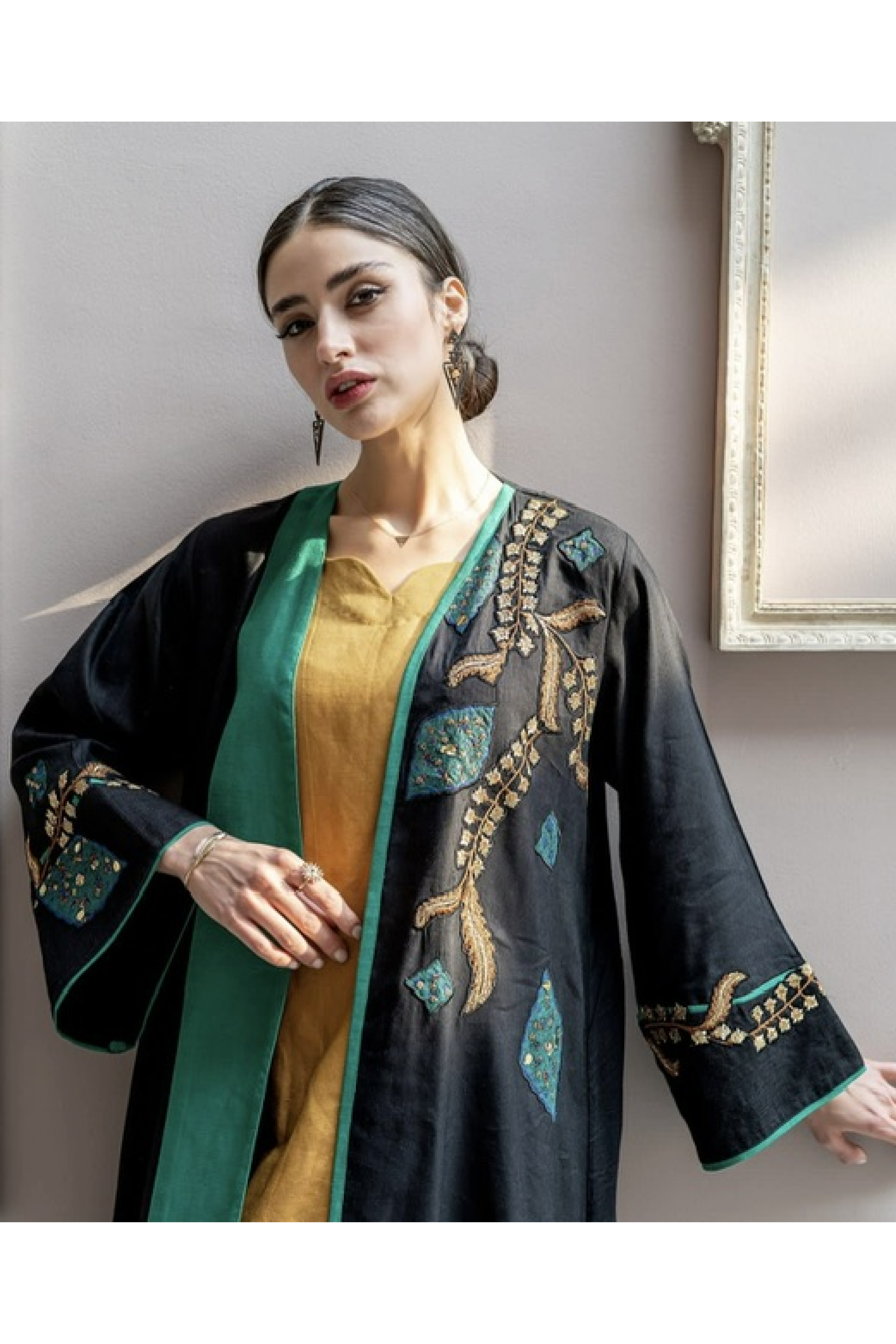 عباية خاصة مع تطريز اخضر ملكي