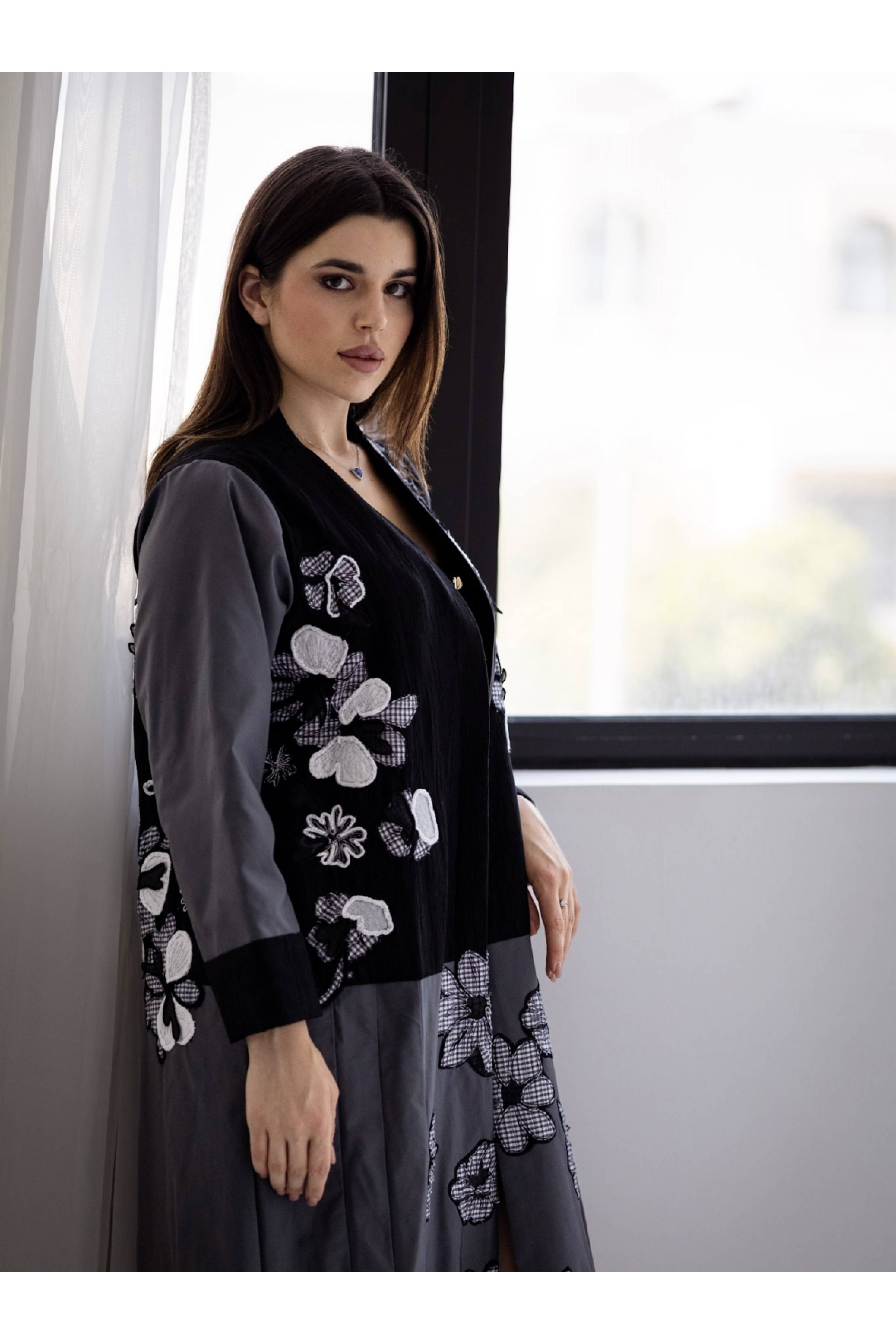 عباية عملية سوداء بالورد