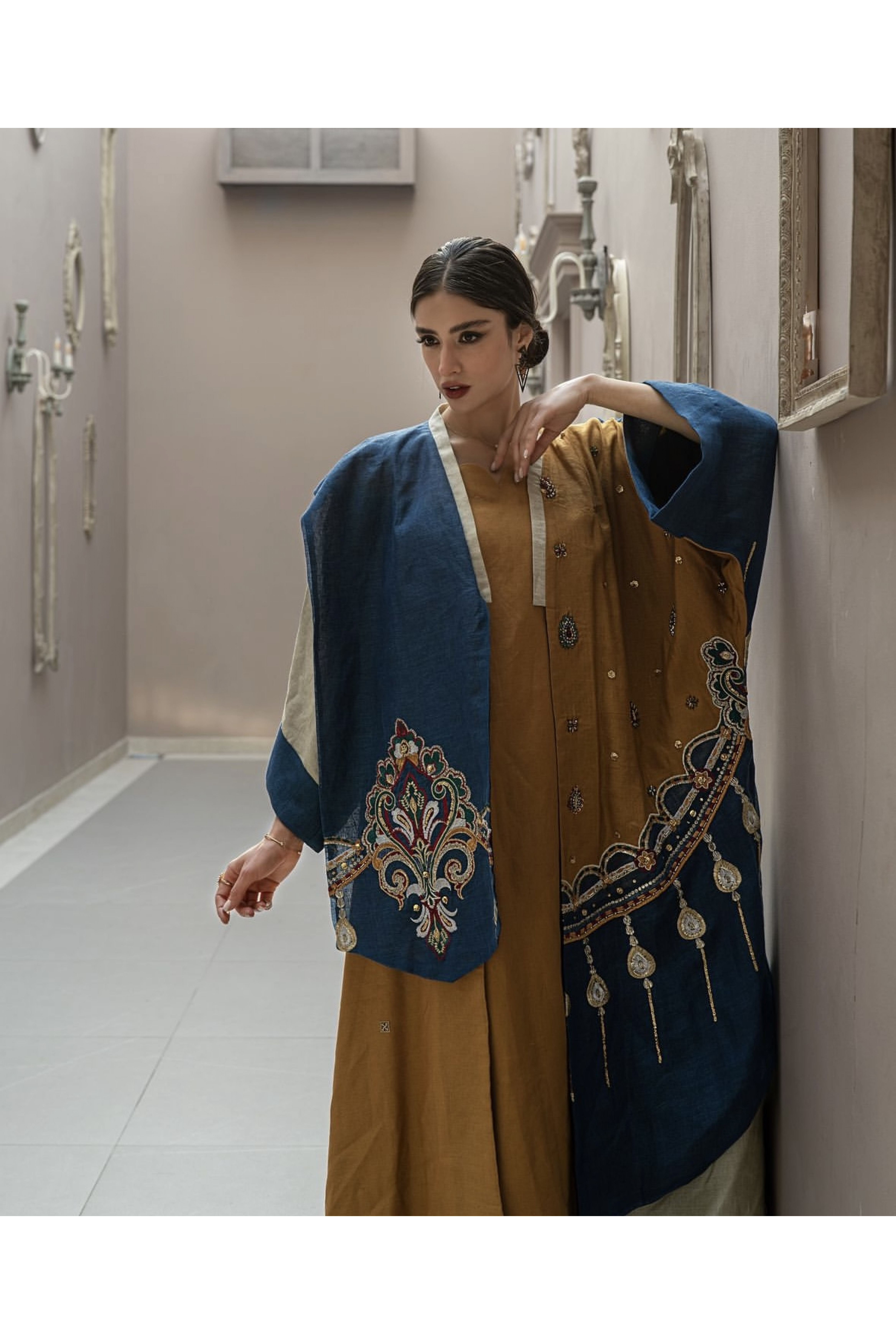 عباية مميزة جداً باللون الأزرق الراقي و الشك