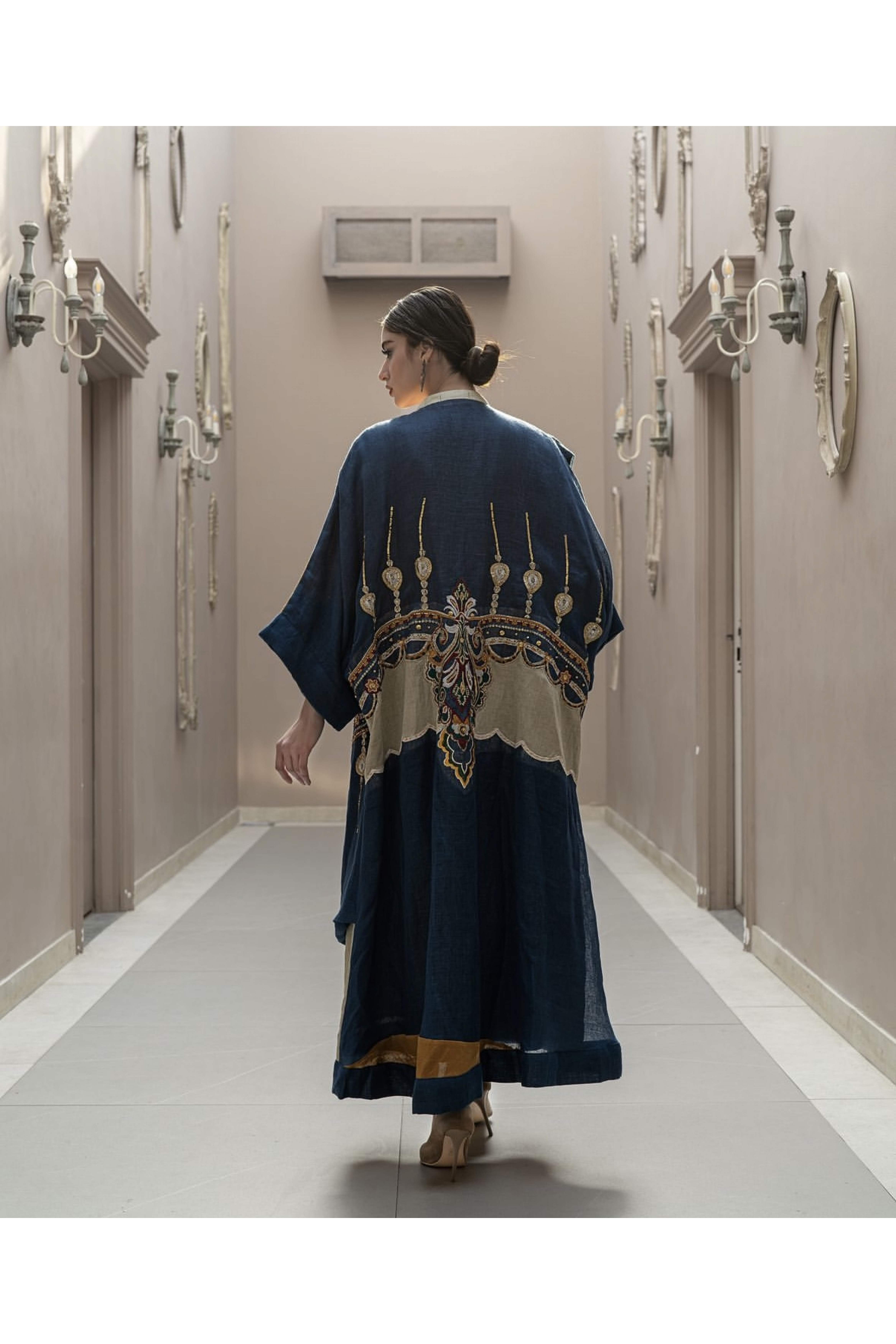 عباية مميزة جداً باللون الأزرق الراقي و الشك