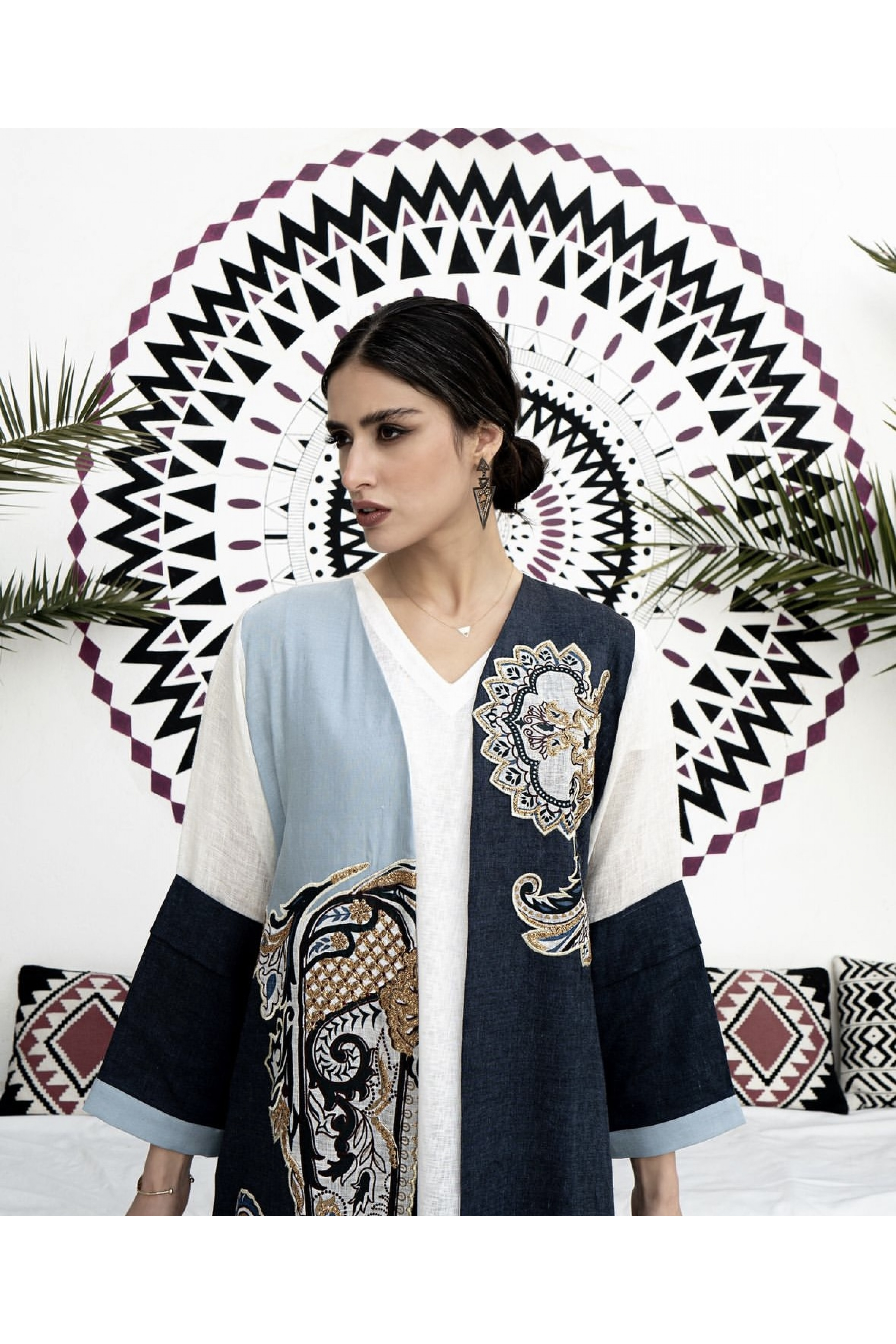 عباية مميزة بدرجات الأزرق و التطريز 