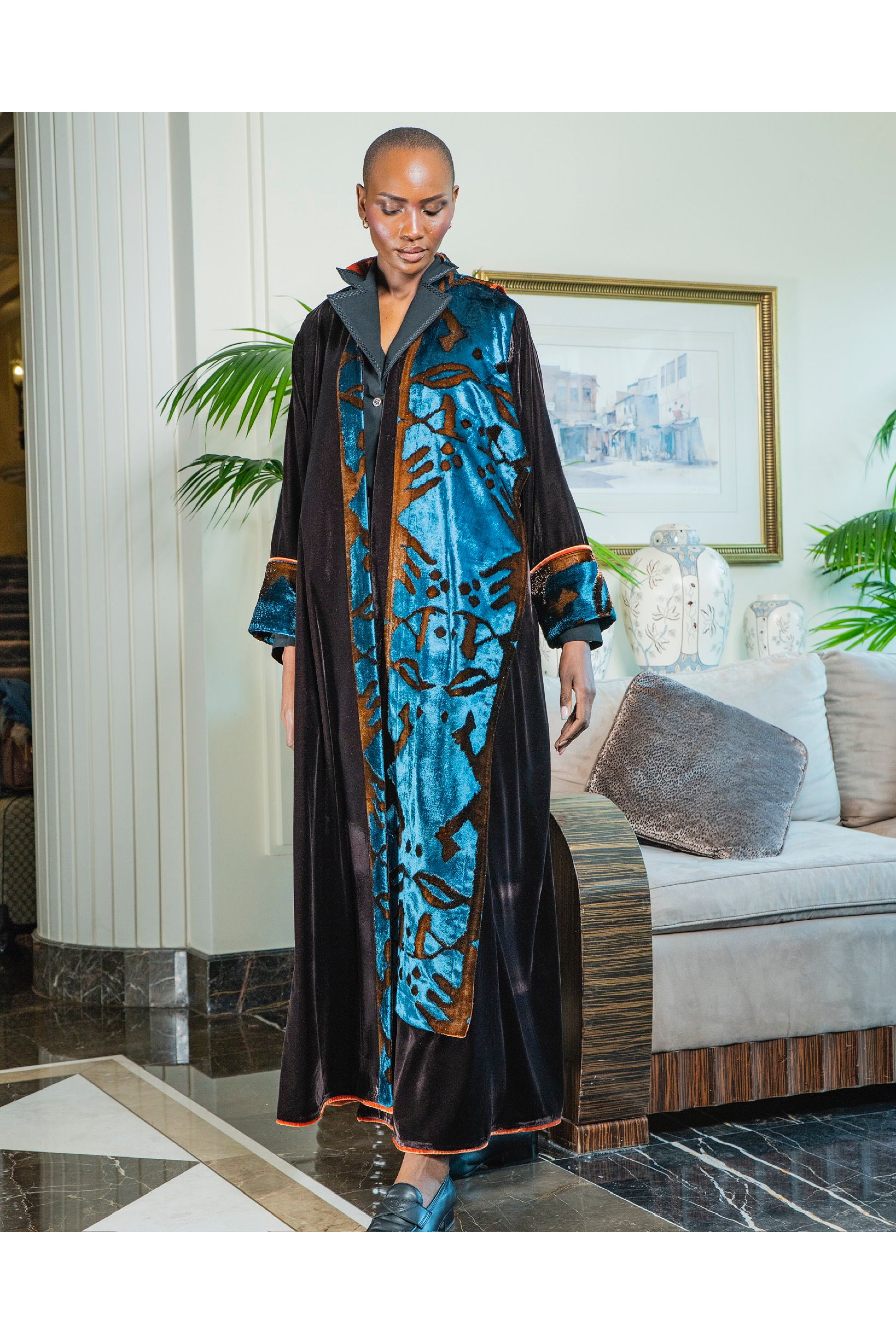 عباية شتوية مخمل ازرق و بني عباية شتوية مخمل ازرق و بني