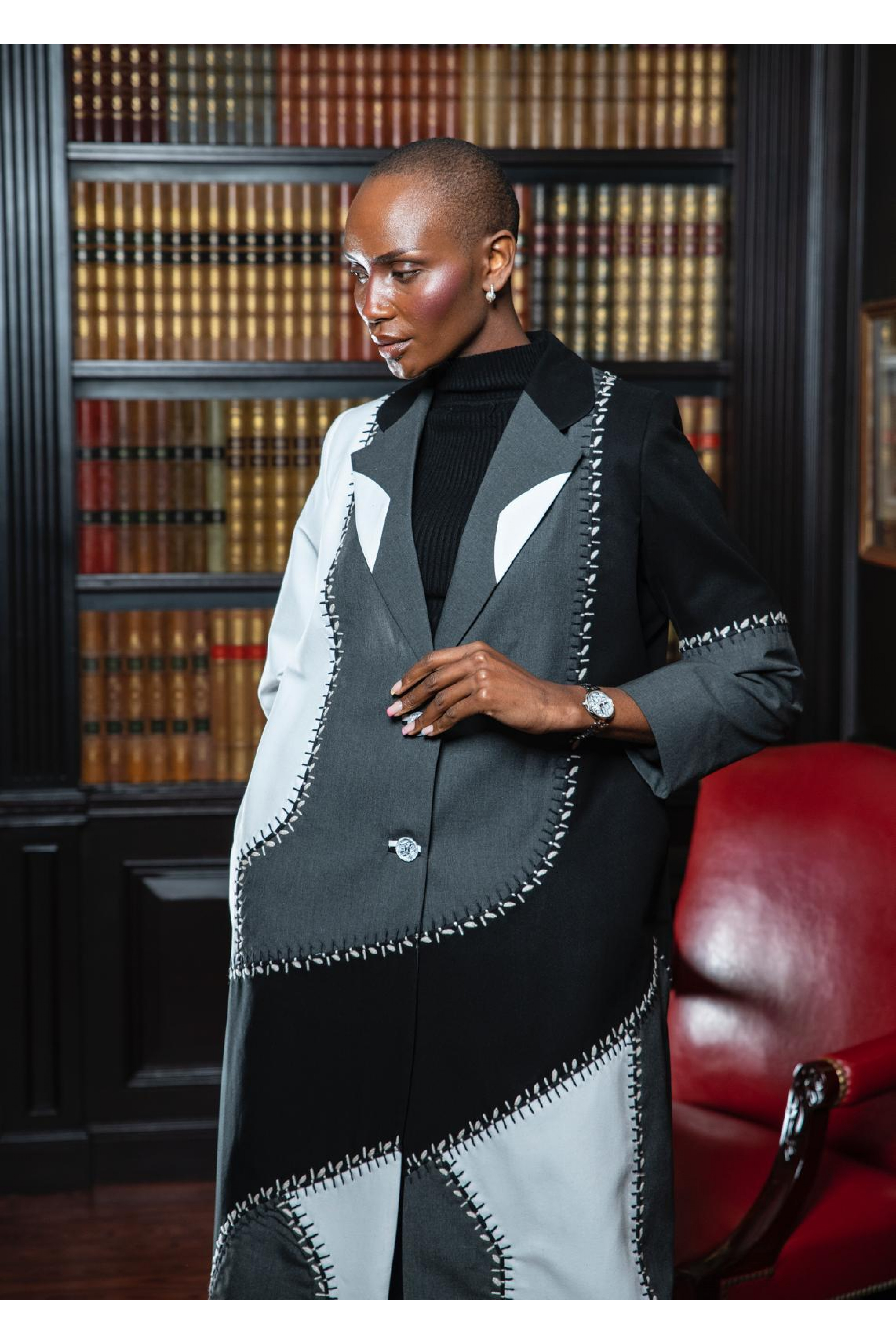 عباية عملية سوداء اضافة الابيض و الرمادي 