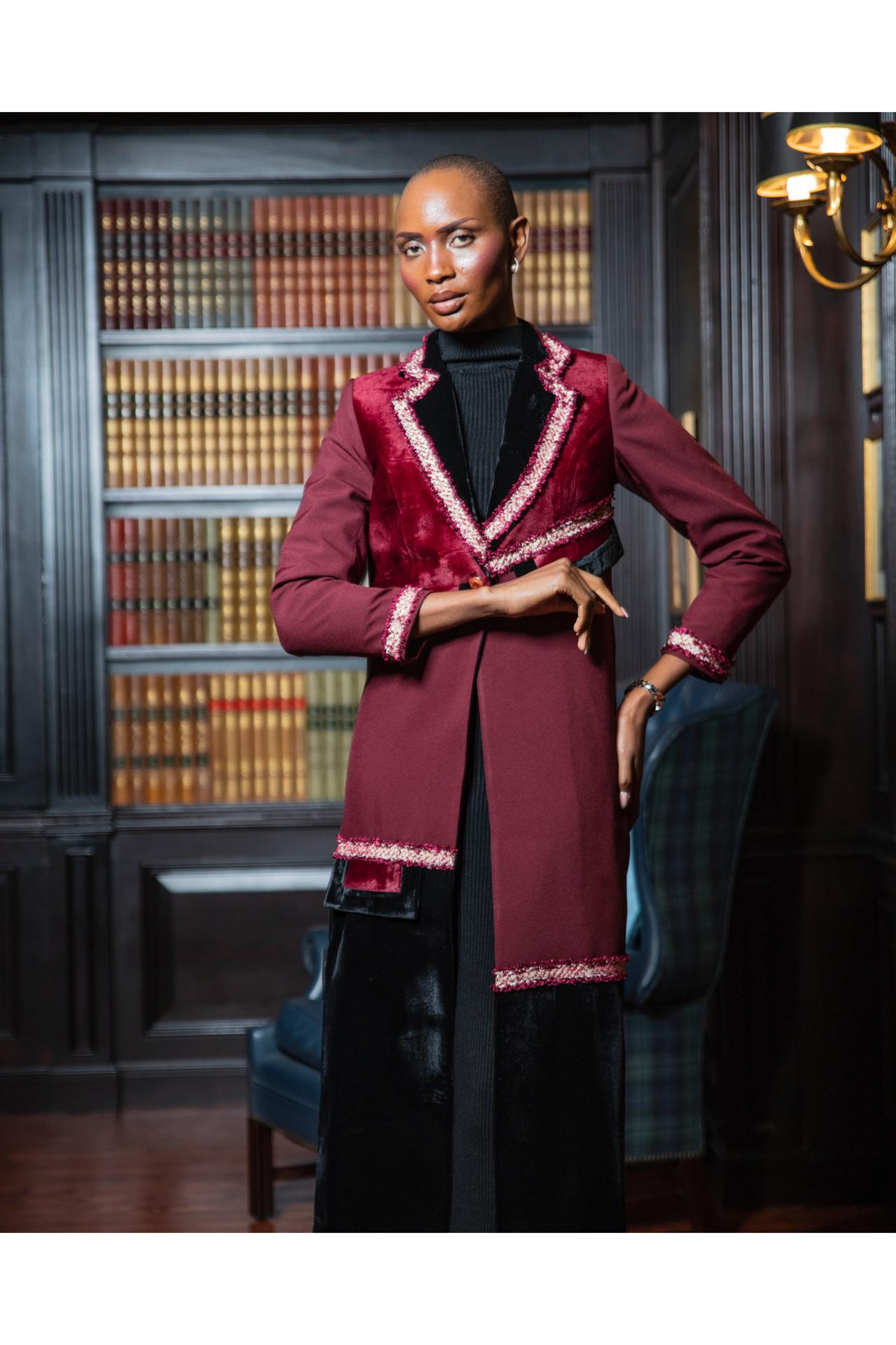 عباية مخملية عملية باللون البرغندي