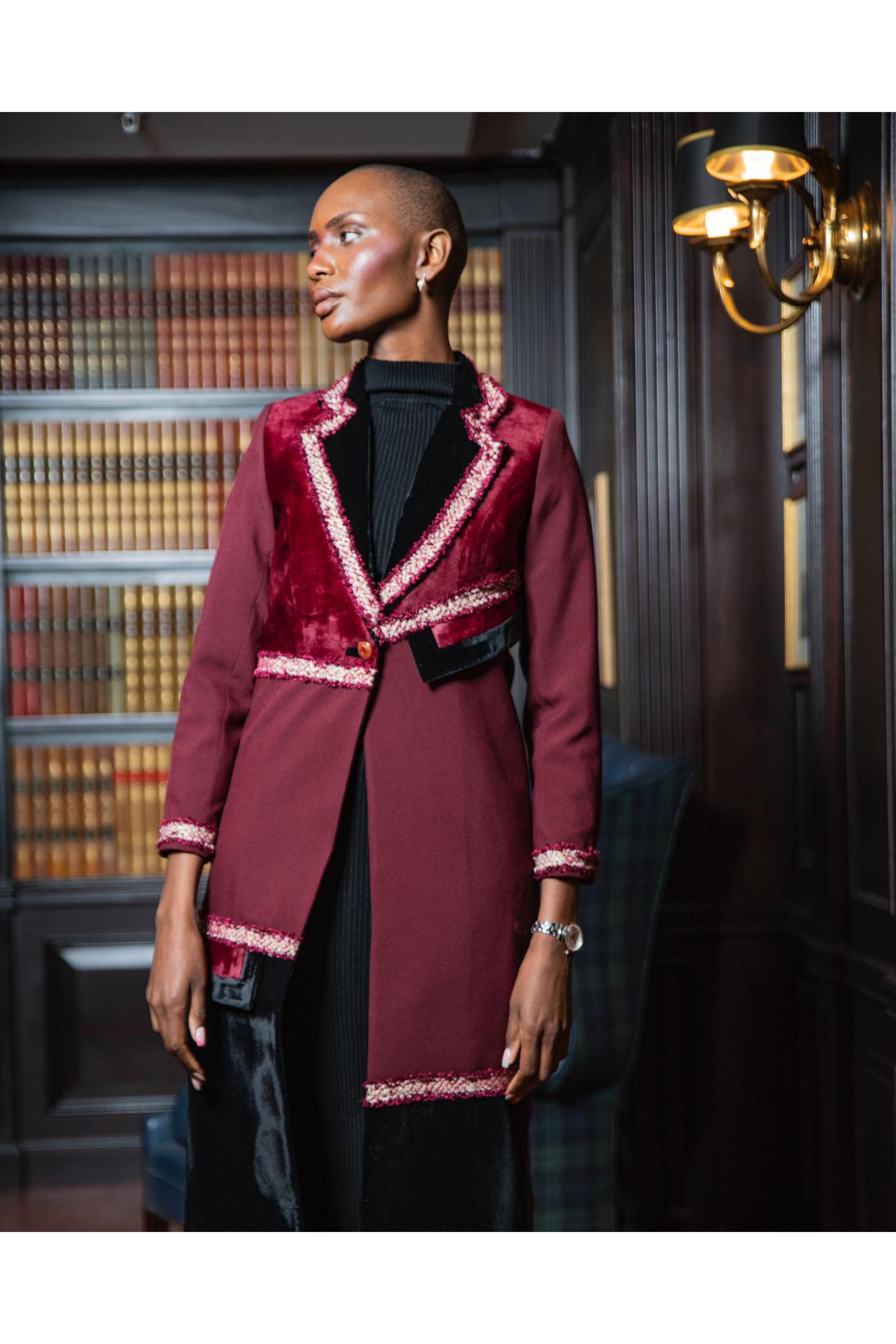 عباية مخملية عملية باللون البرغندي