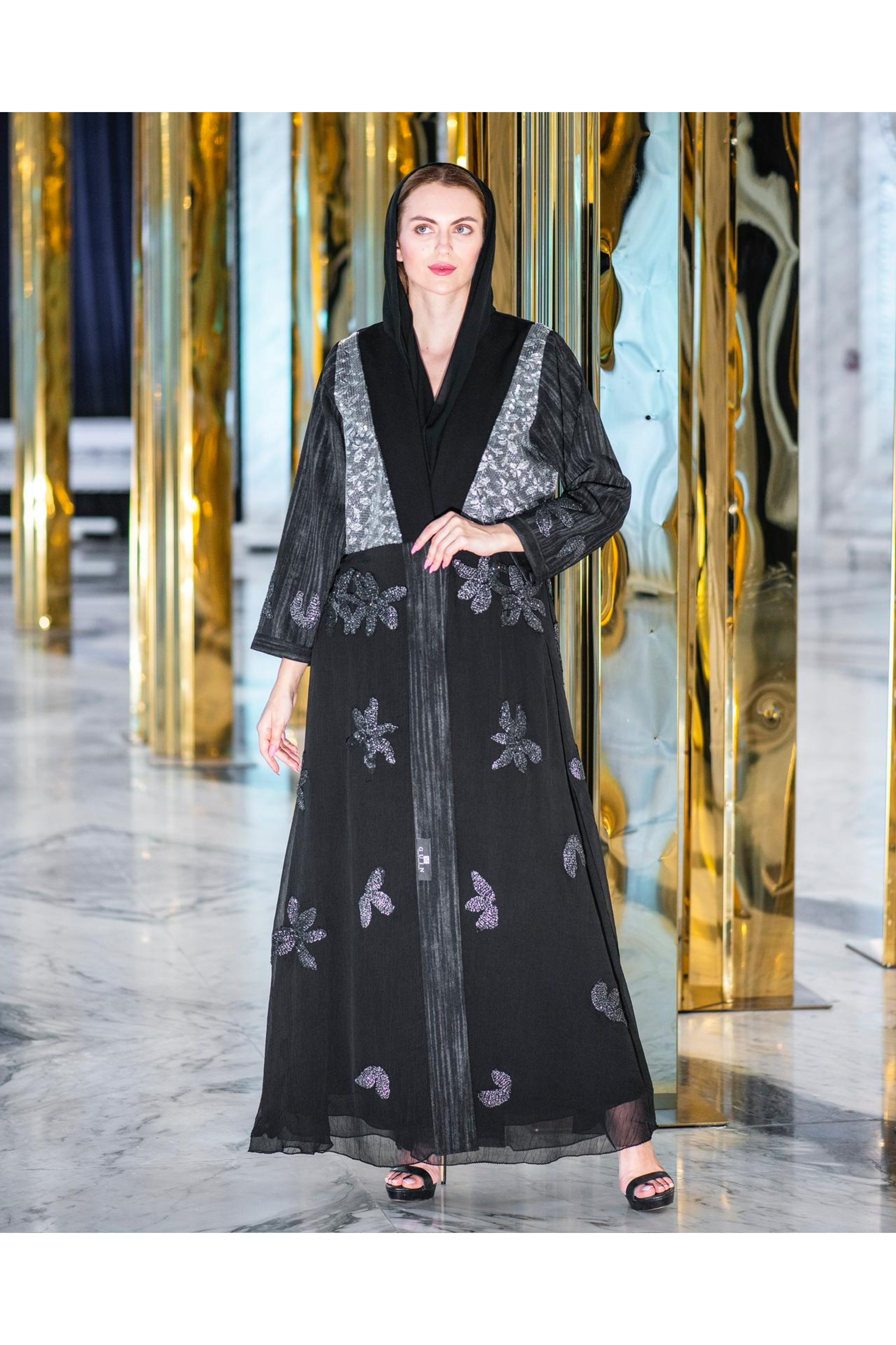 عباية مناسبات فاخرة باللون الأسود والشك النحاسي المميز عباية مناسبات فاخرة باللون الأسود والشك النحاسي المميز