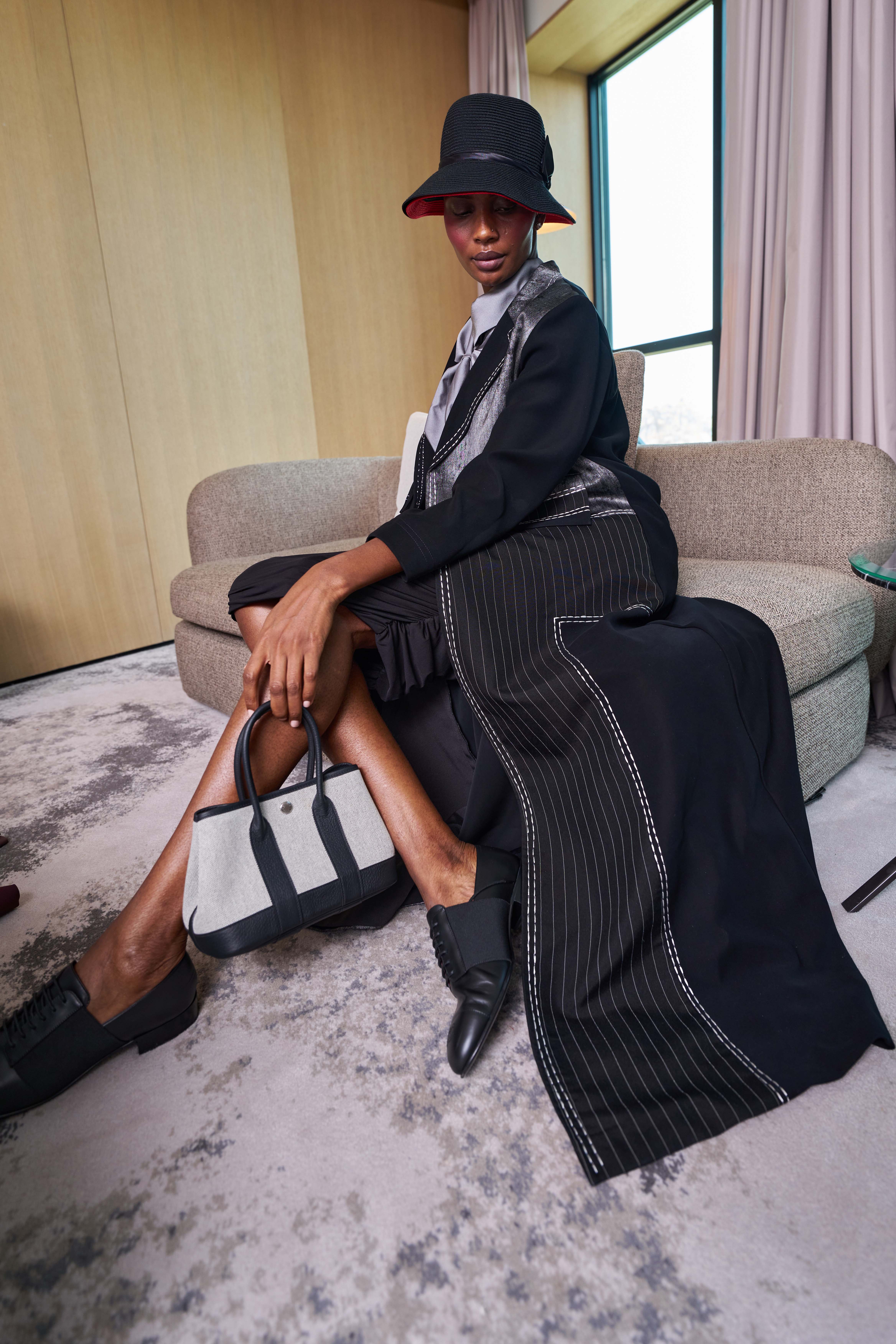 عبايه عصريه تجمع بين الاناقه اللمسه الكلاسيكيه