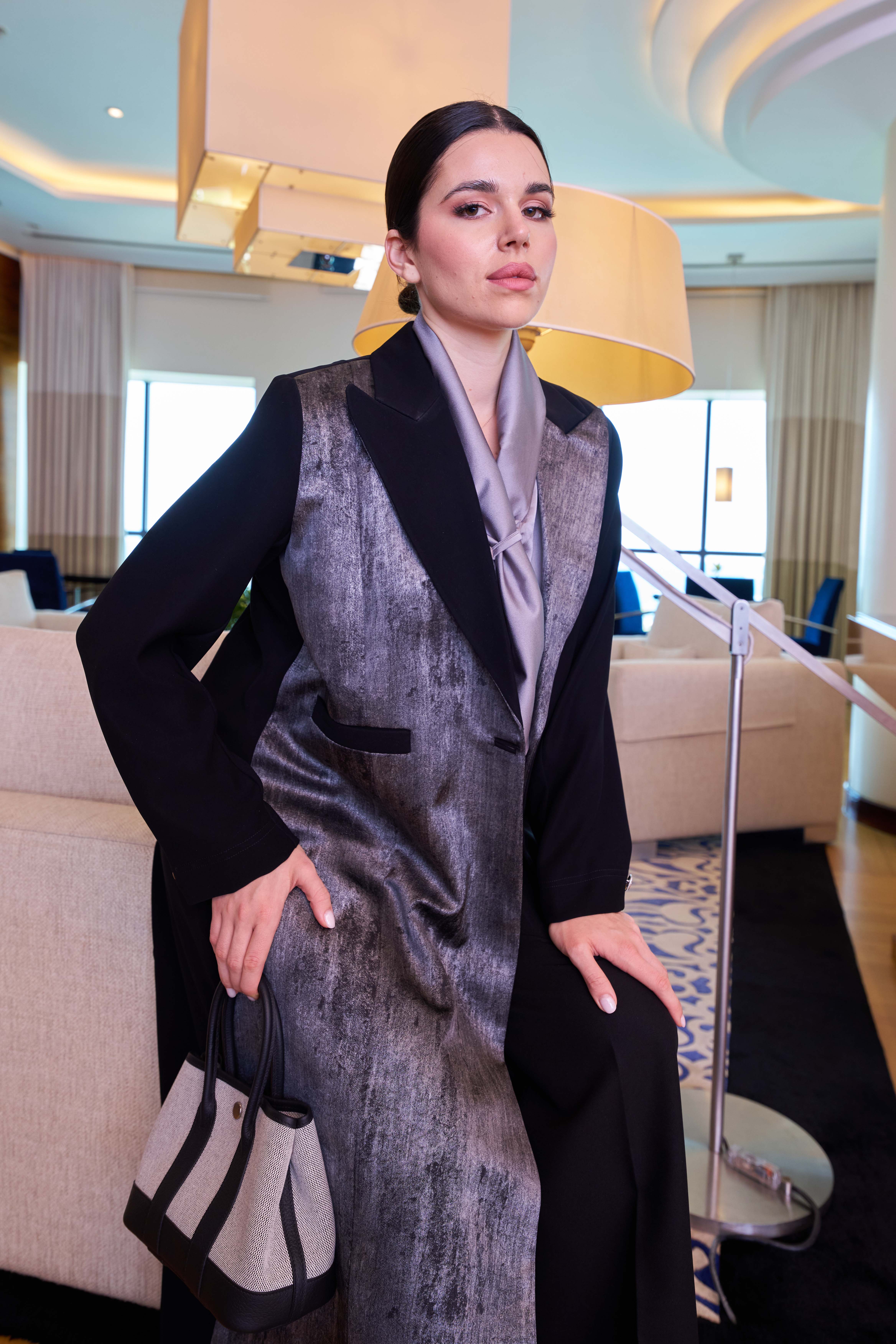 العبايه التي تبحث عن الطبقه المخمليه