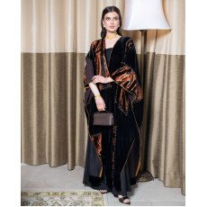 عباية فاخرة بلمسات مخملية وبرونزية راقية