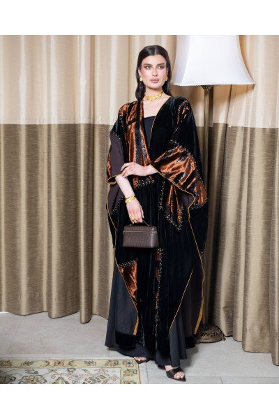 عباية فاخرة بلمسات مخملية وبرونزية راقية