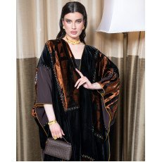 عباية فاخرة بلمسات مخملية وبرونزية راقية