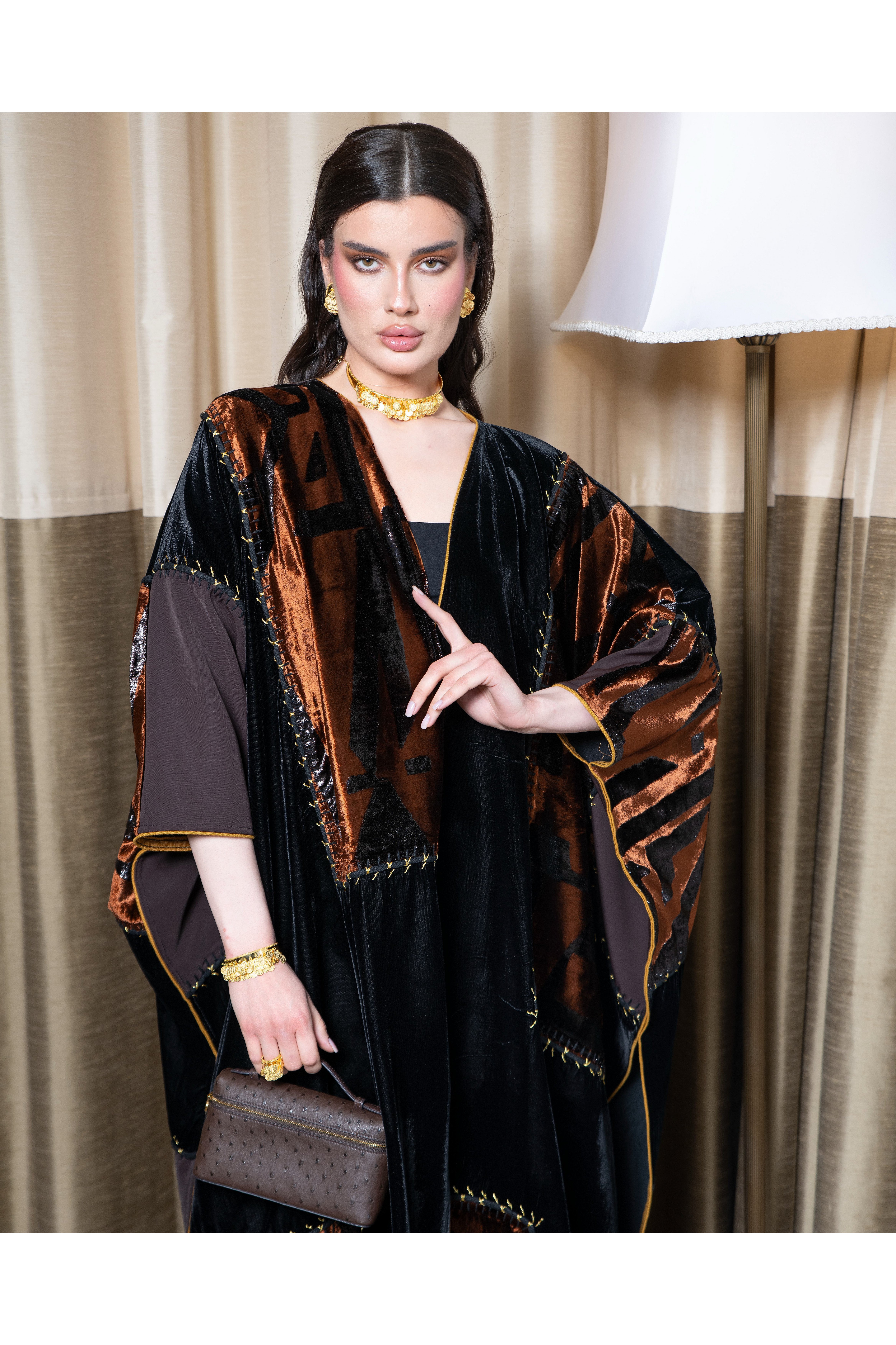 عباية فاخرة بلمسات مخملية وبرونزية راقية