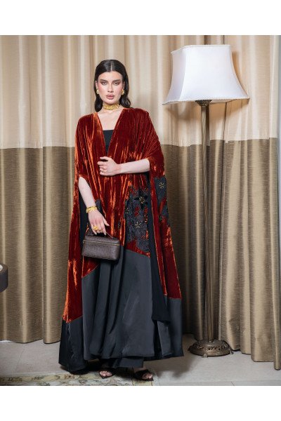 عباية راقية بتدرجات قمر الدين ولمسات سوداء فاخرة