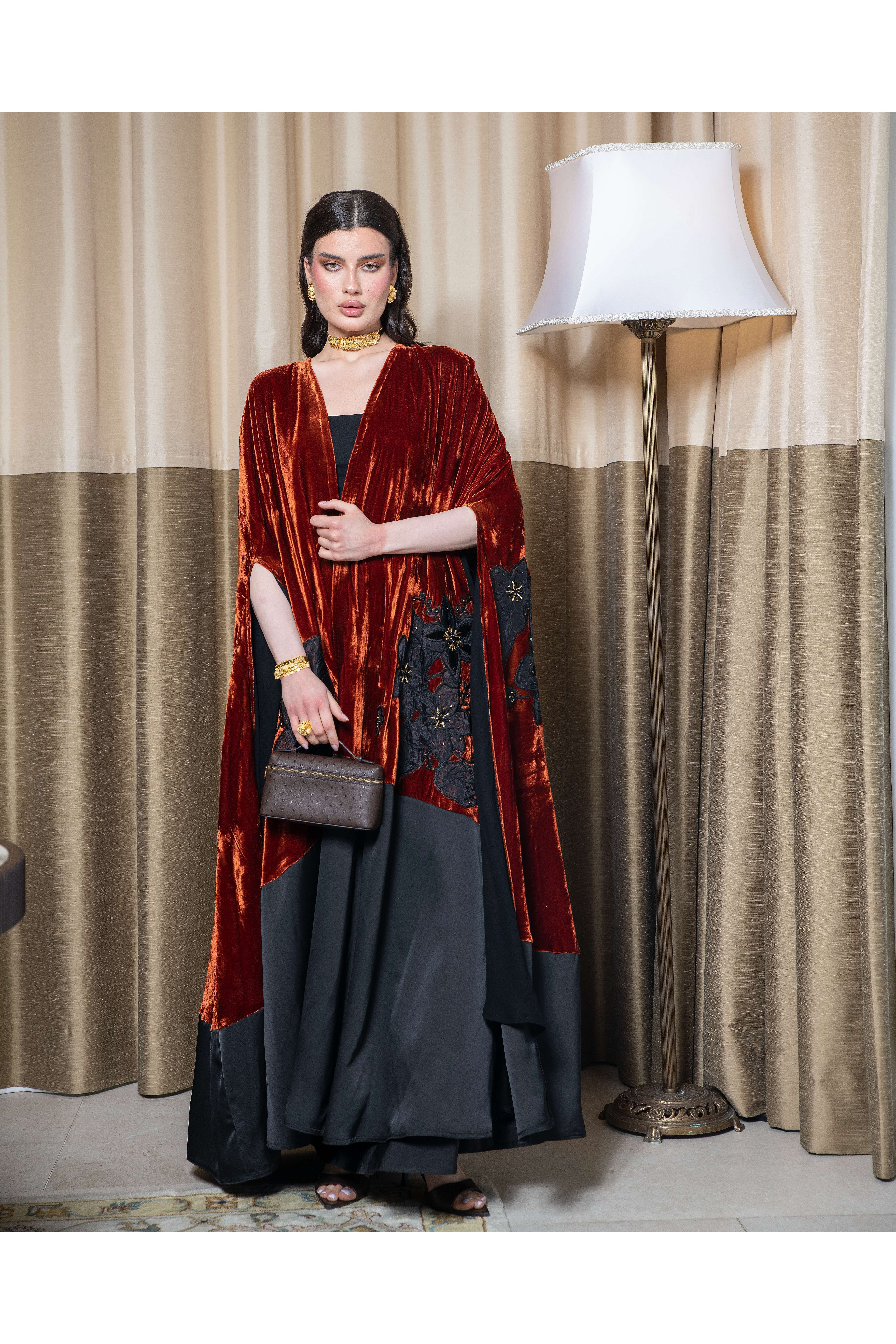 عباية راقية بتدرجات قمر الدين ولمسات سوداء فاخرة