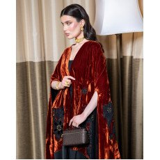 عباية راقية بتدرجات قمر الدين ولمسات سوداء فاخرة