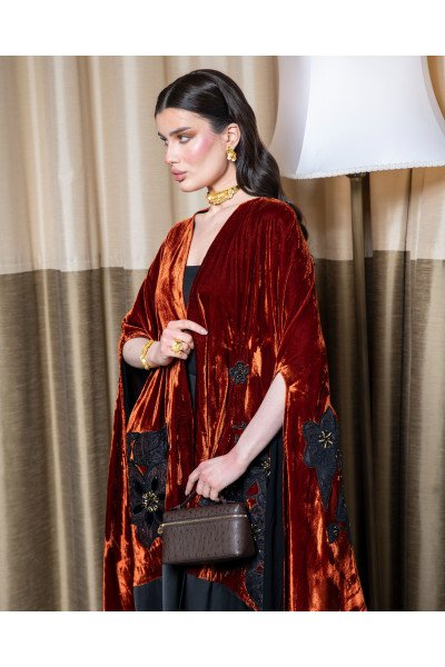 عباية راقية بتدرجات قمر الدين ولمسات سوداء فاخرة